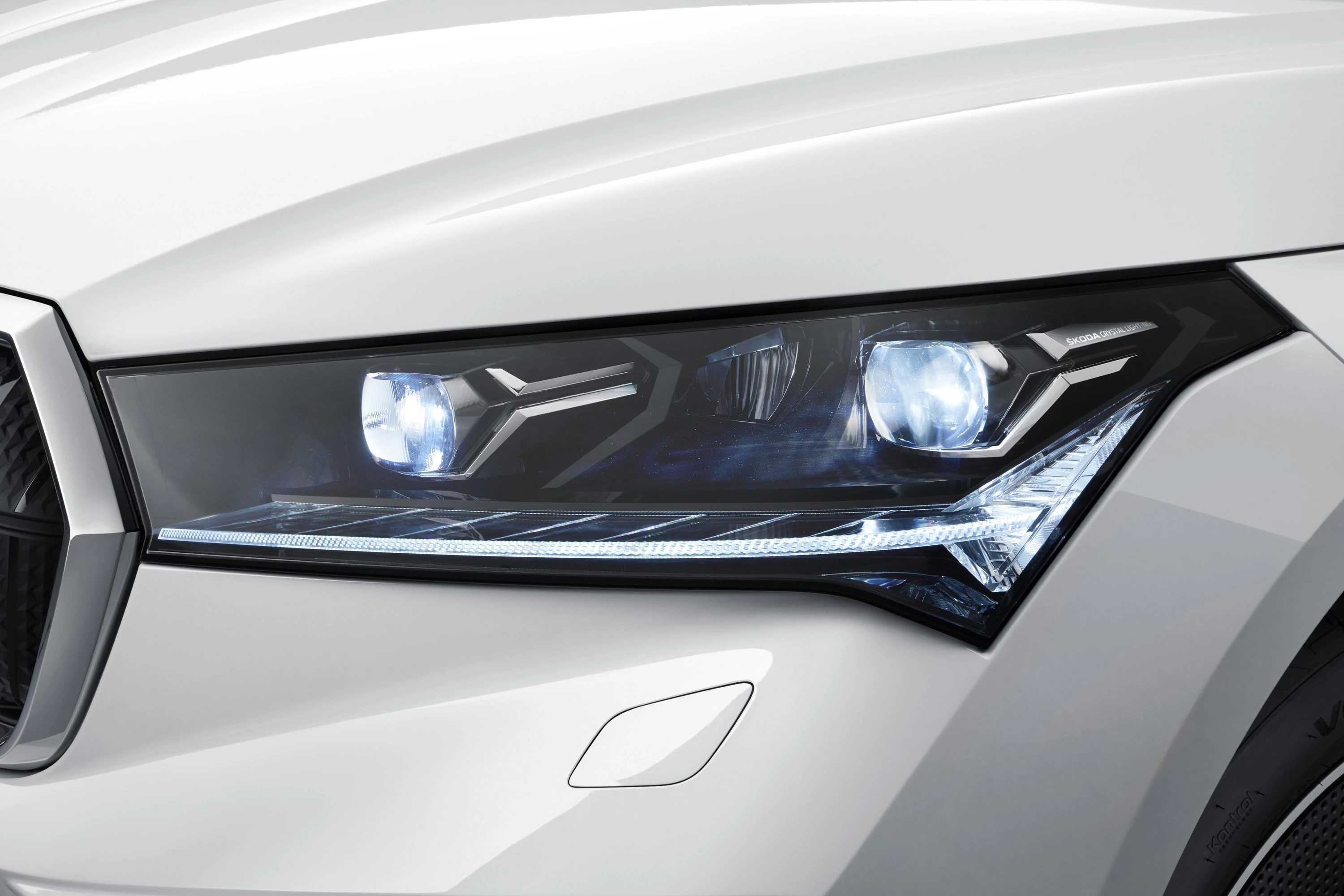 SKODA Enyaq iV80x headlights view