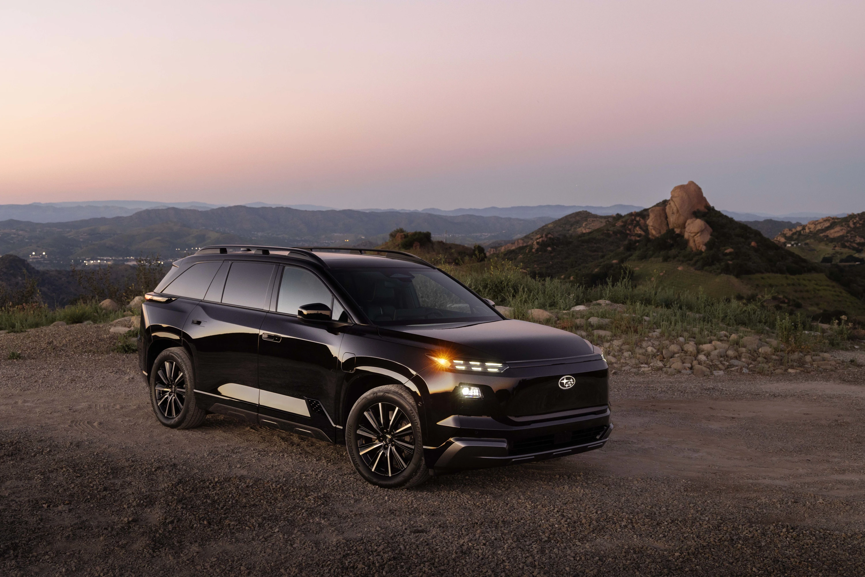Subaru Getaway AWD 95.8 kWh exterior view