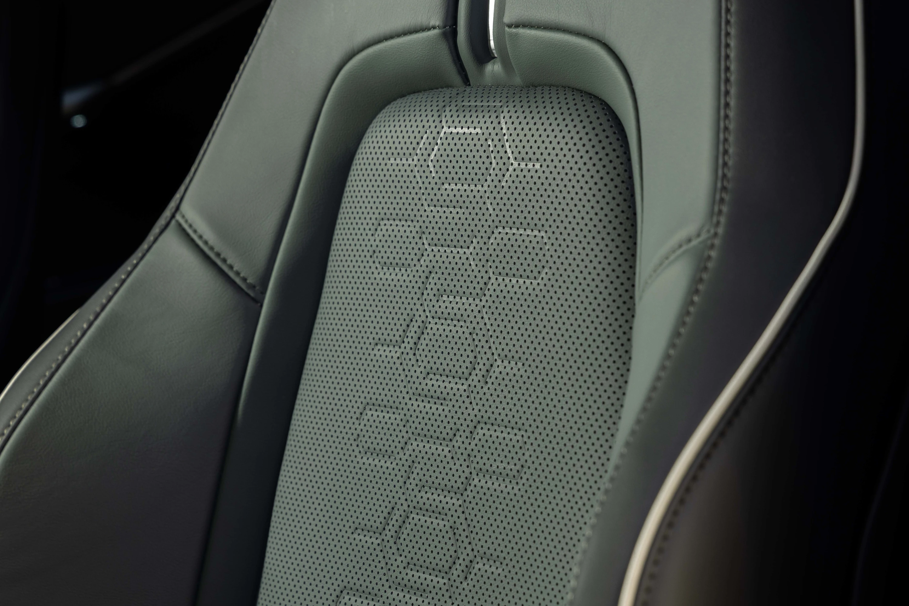 Subaru Getaway AWD 95.8 kWh frontseats view