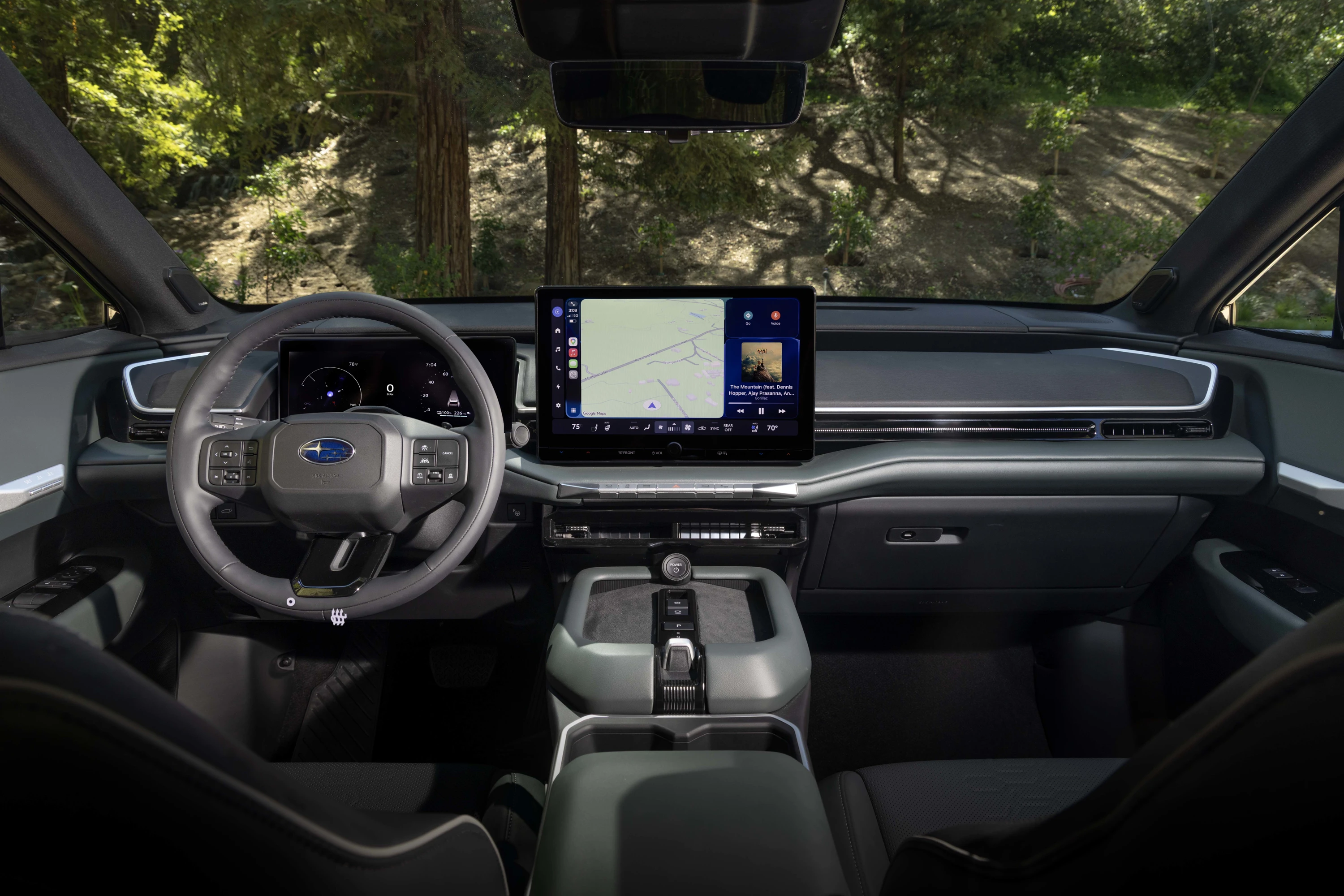 Subaru Getaway AWD 95.8 kWh screens view