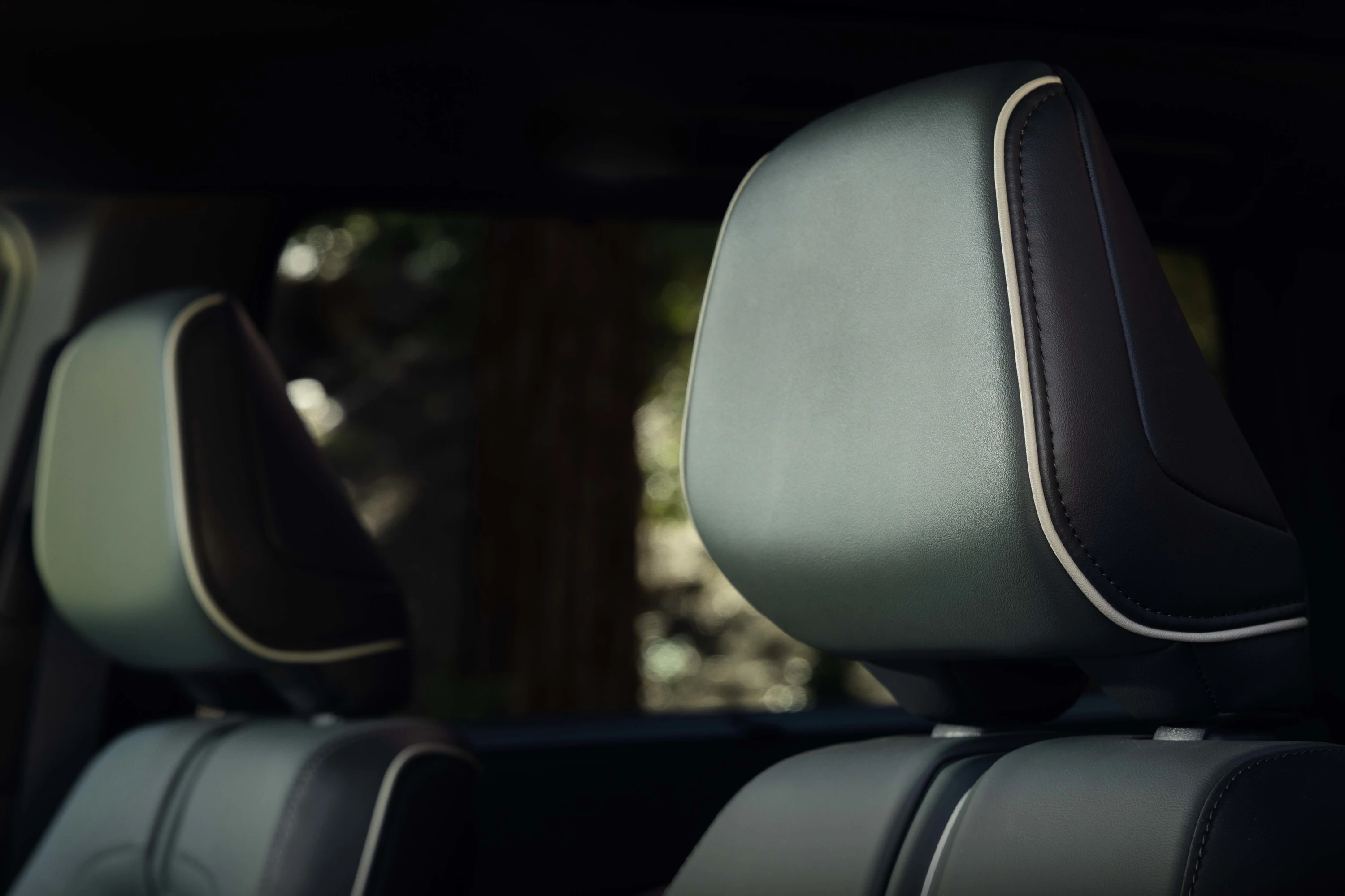 Subaru Getaway AWD 95.8 kWh frontseats view