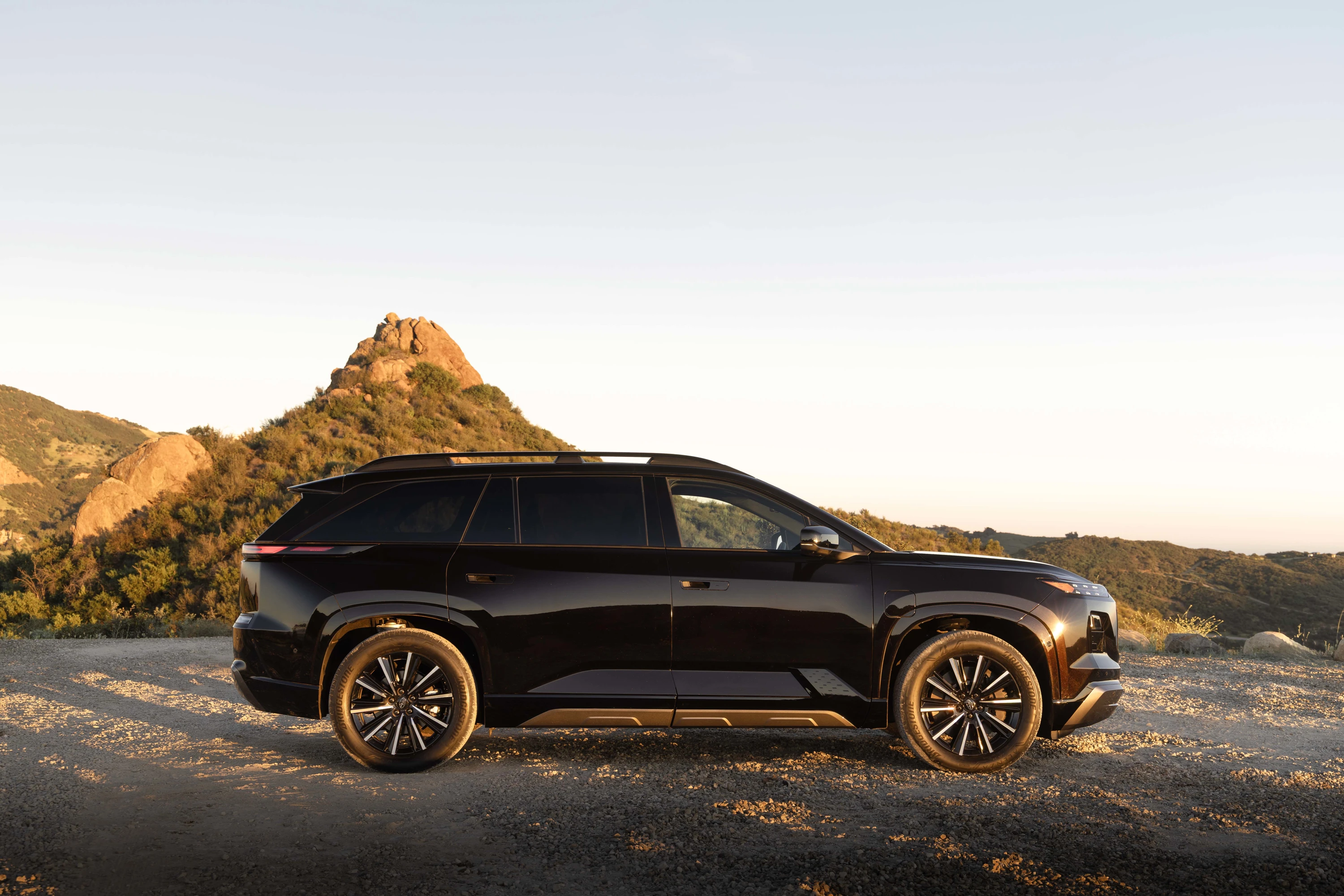 Subaru Getaway AWD 95.8 kWh exterior view