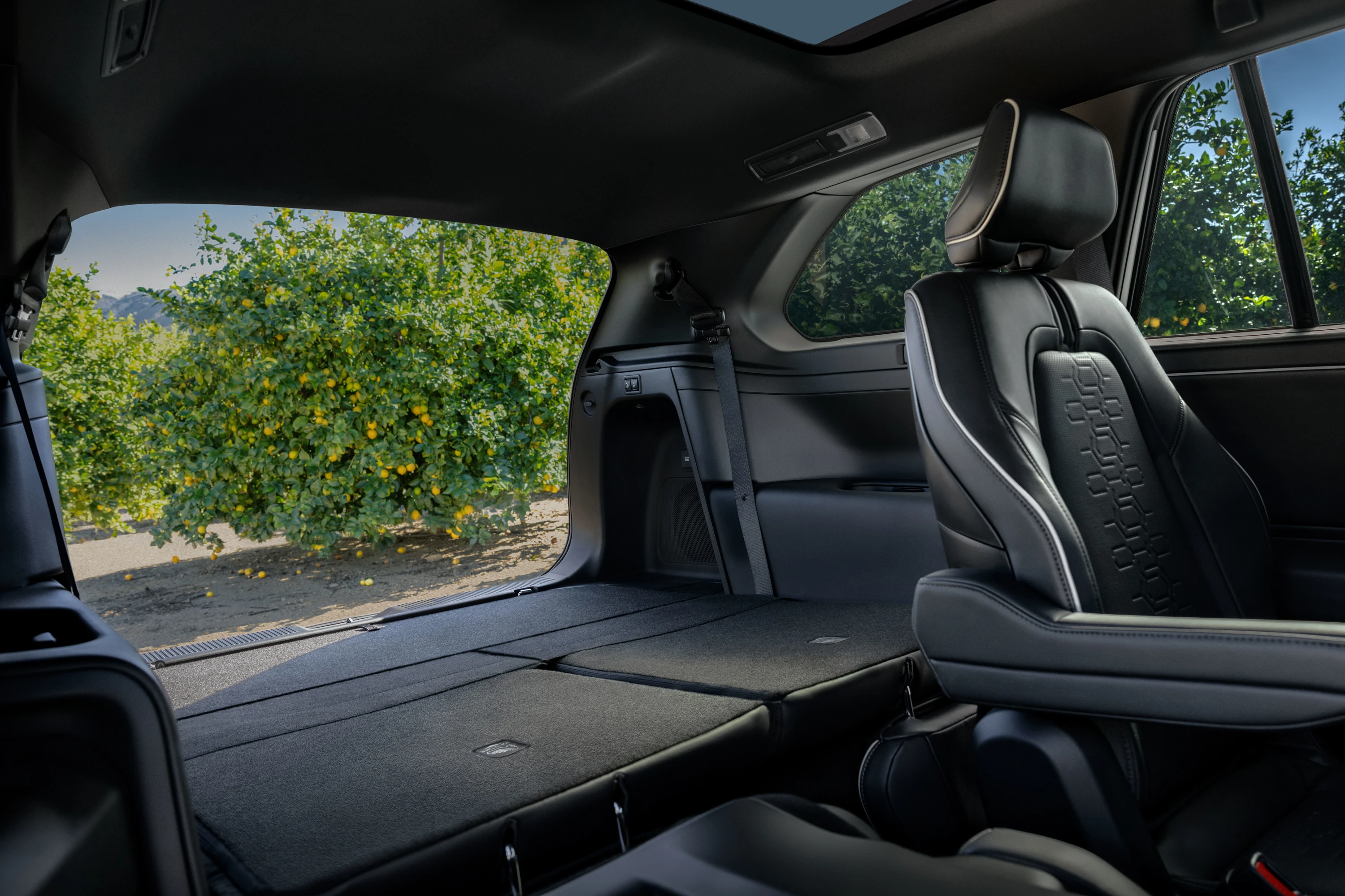 Subaru Getaway AWD 95.8 kWh trunk view