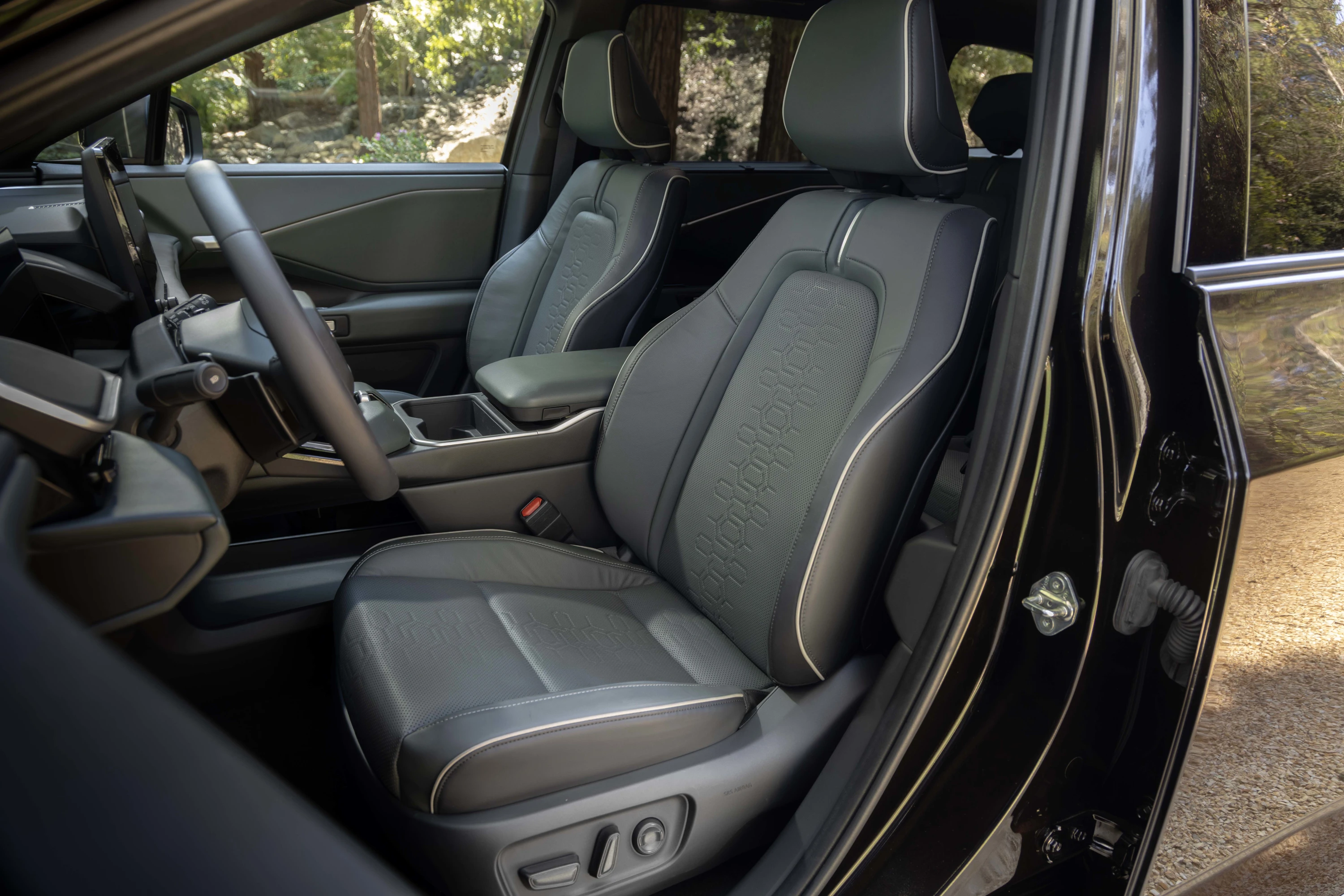 Subaru Getaway AWD 95.8 kWh frontseats view