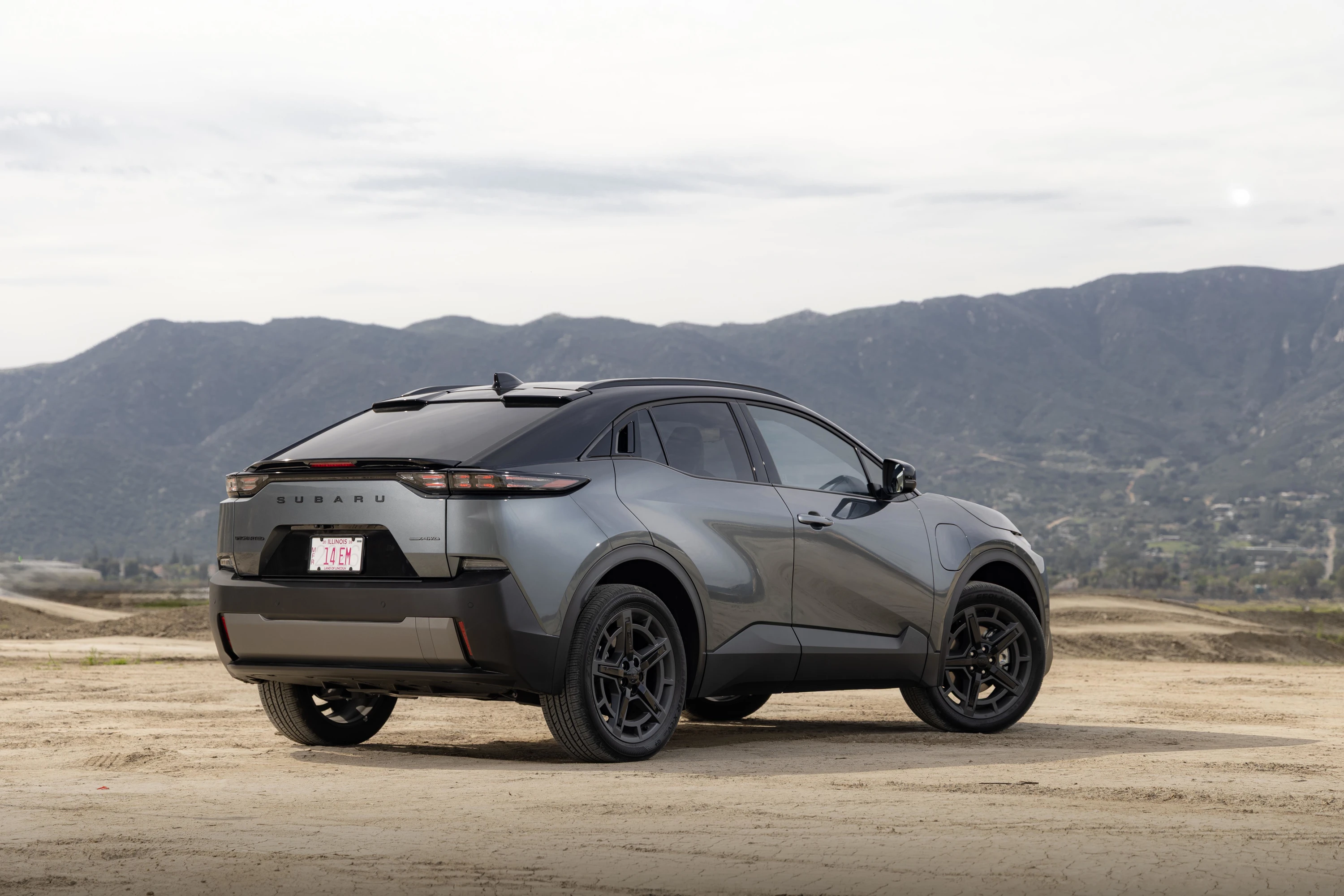Subaru Uncharted FWD 77 kWh exterior view
