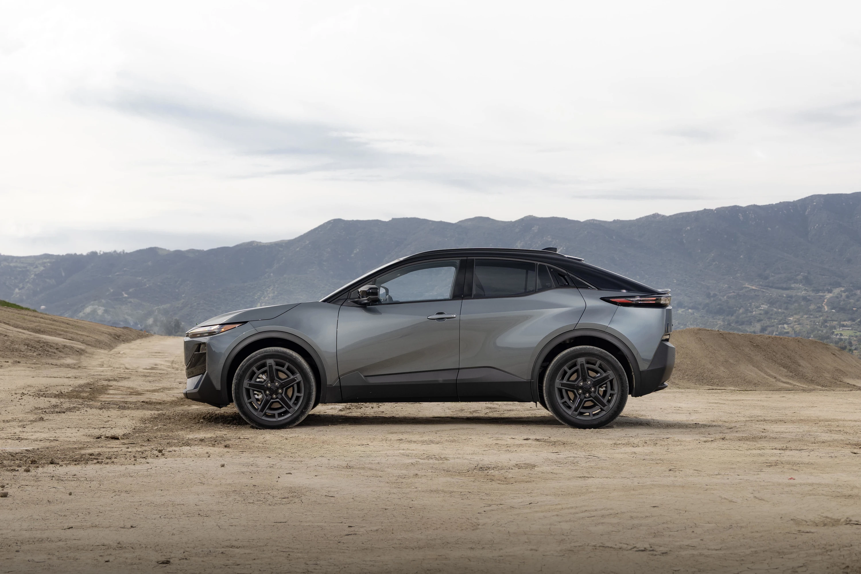 Subaru Uncharted FWD 77 kWh exterior view