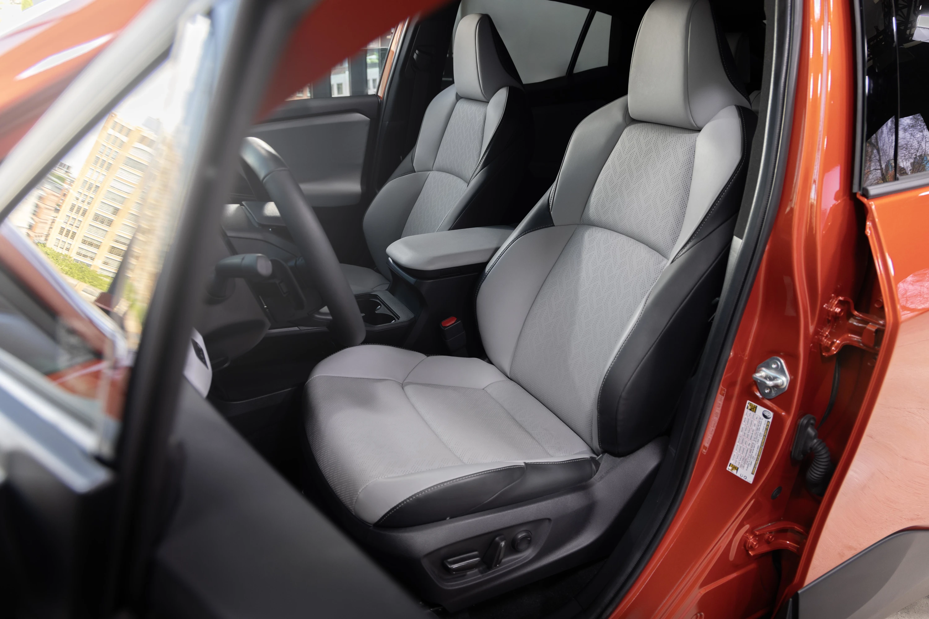 Subaru Uncharted FWD 77 kWh frontseats view