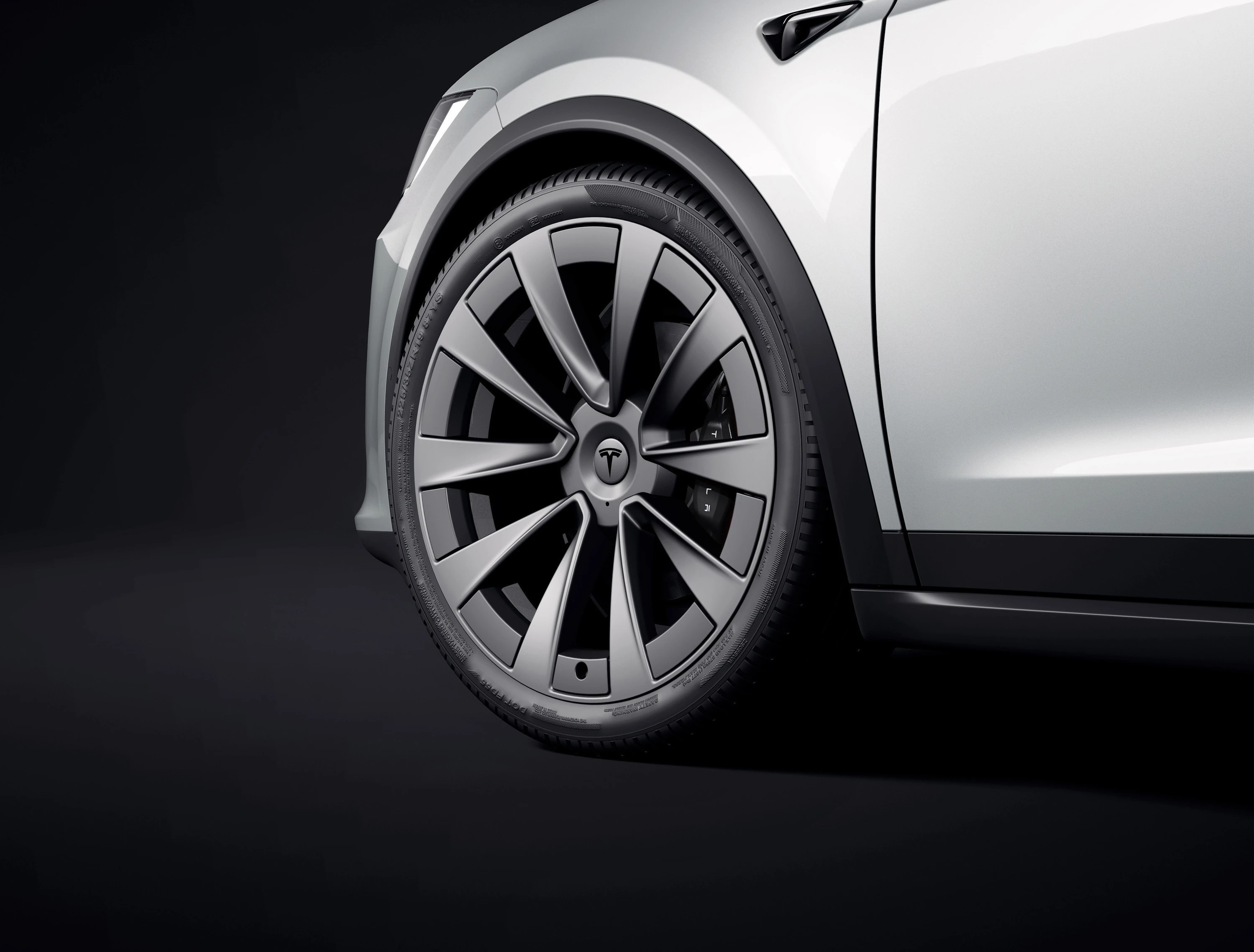 Tesla Model X Plaid wheels view