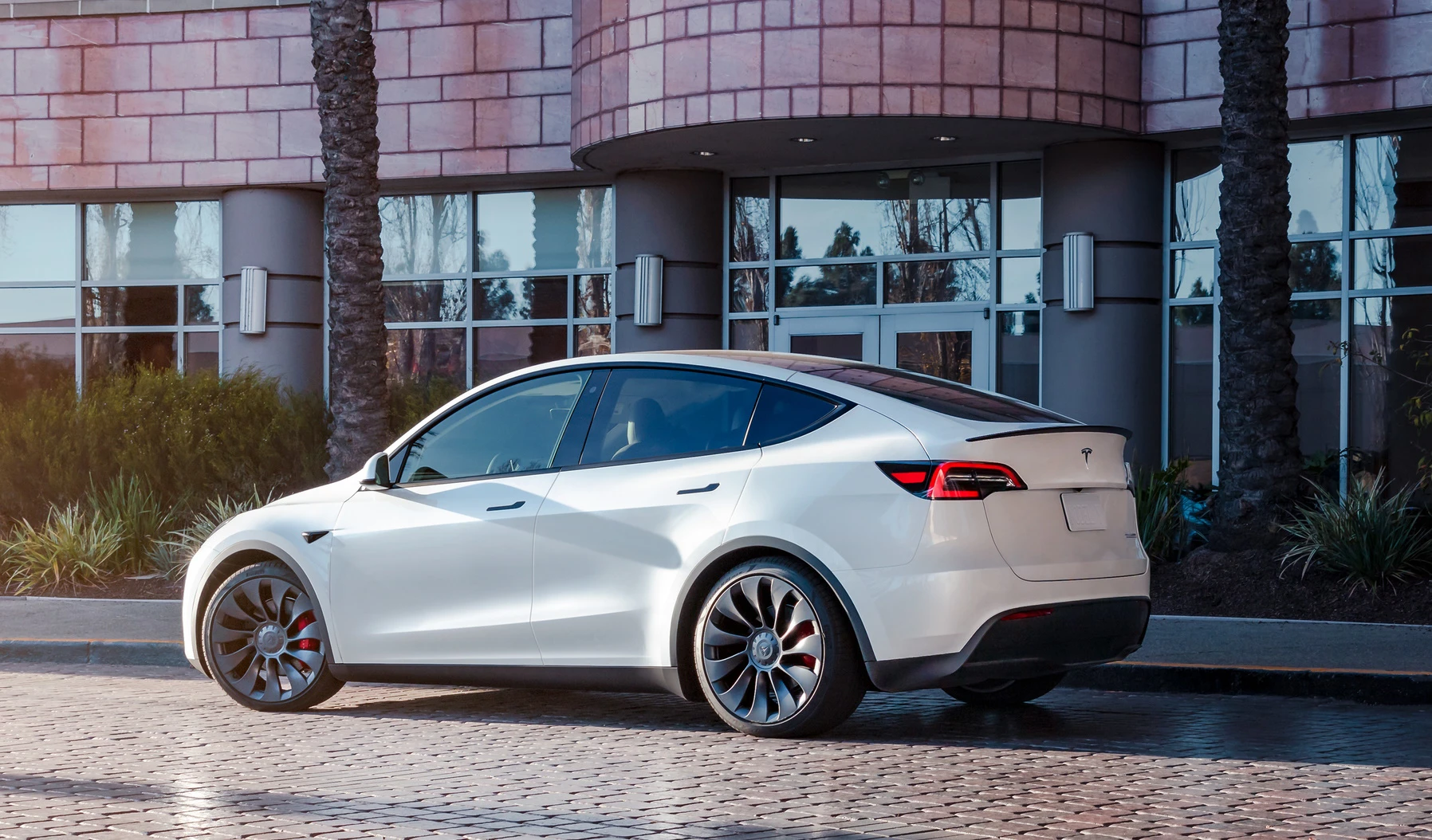 Tesla Model Y Long Range RWD (GEN1) exterior view