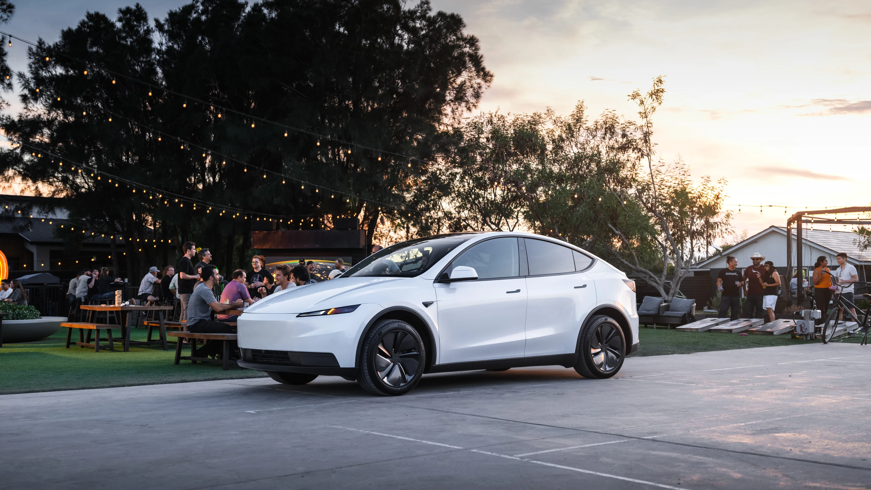 Tesla Model Y Standard Long Range RWD exterior view