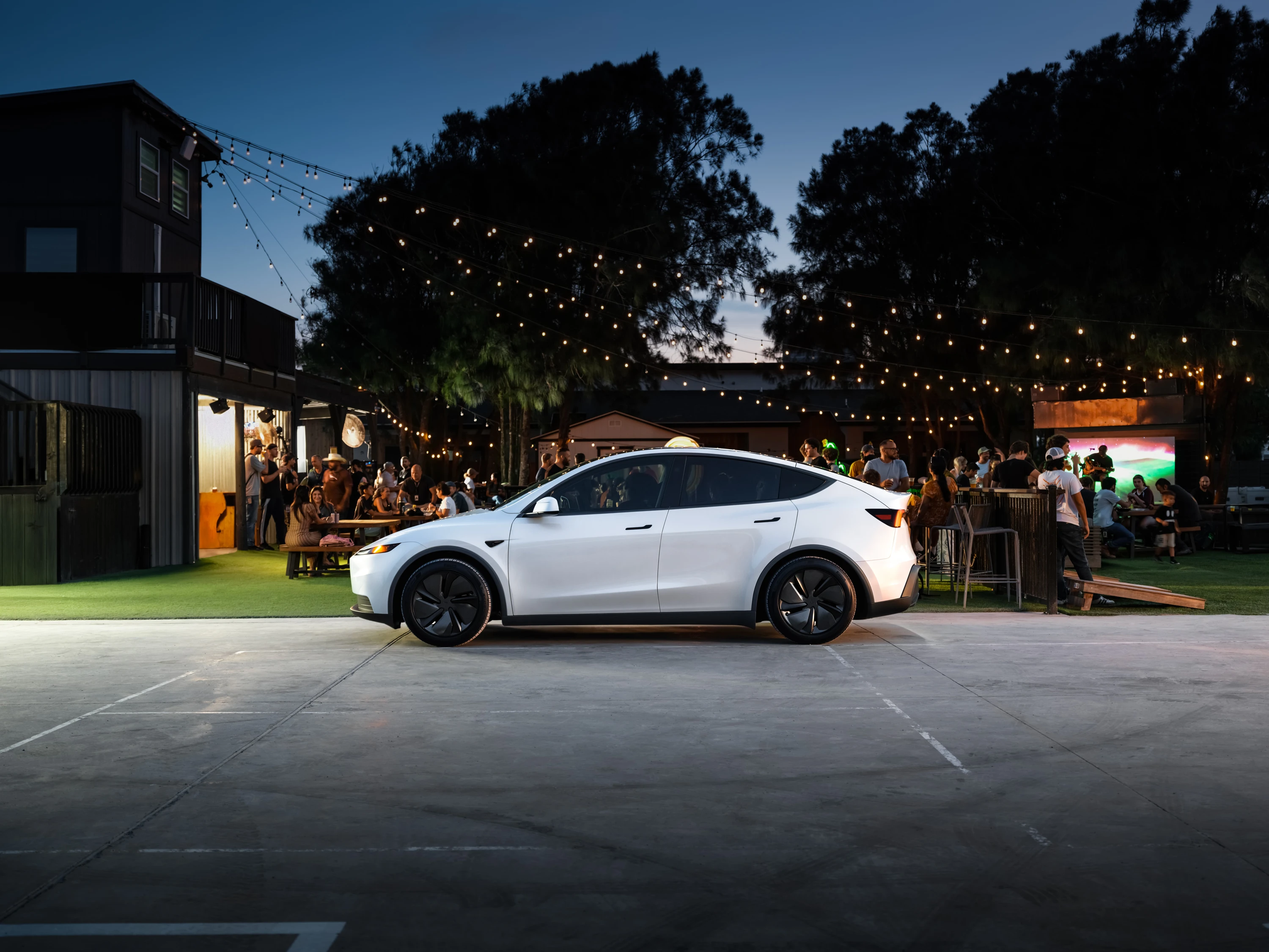Tesla Model Y Standard Long Range RWD exterior view