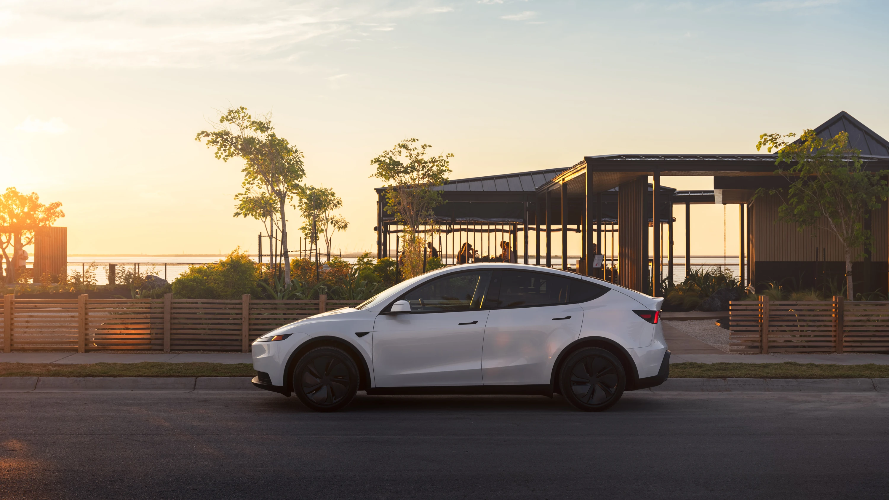 Tesla Model Y Standard Long Range RWD exterior view
