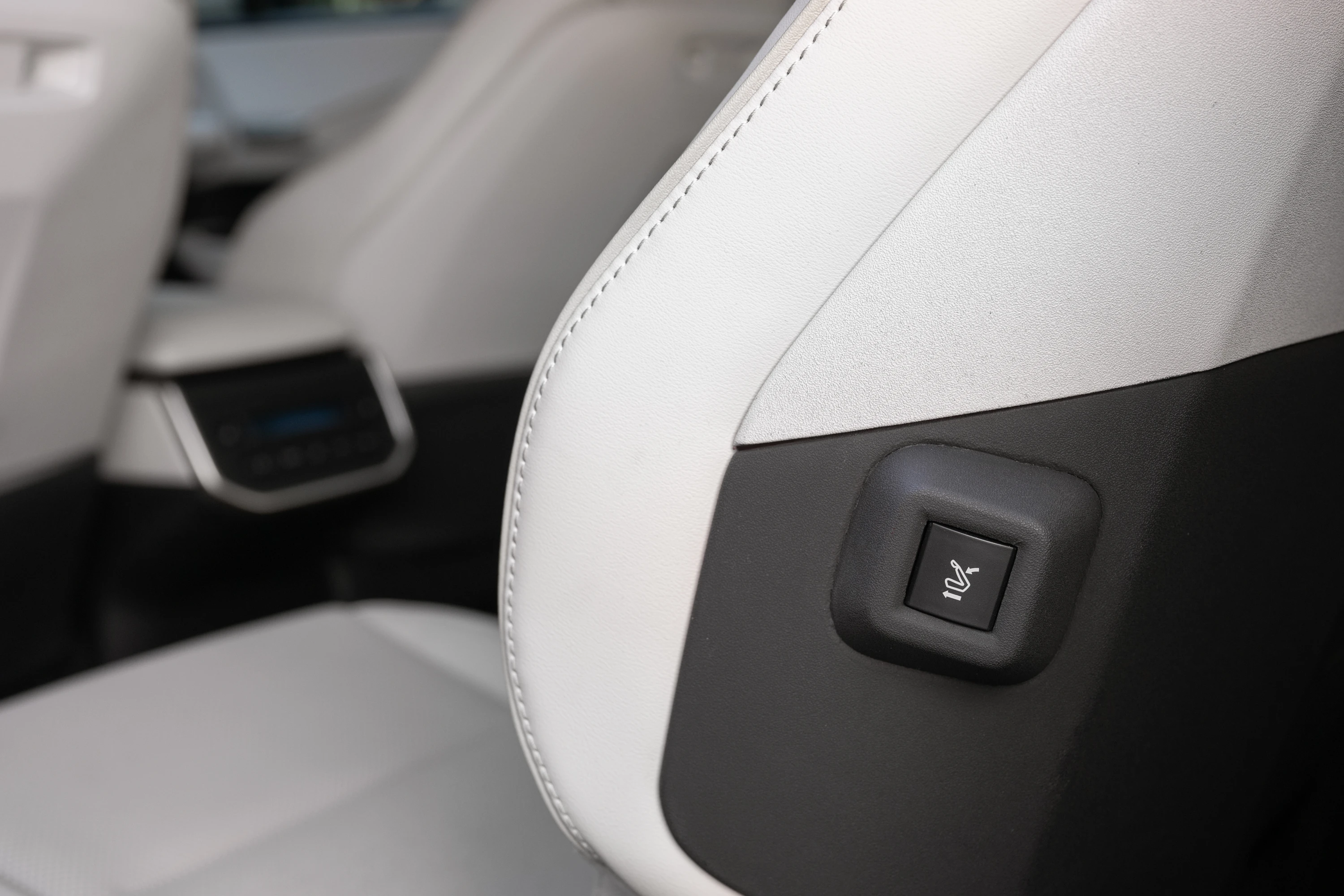 Toyota Highlander AWD 77 kWh details view