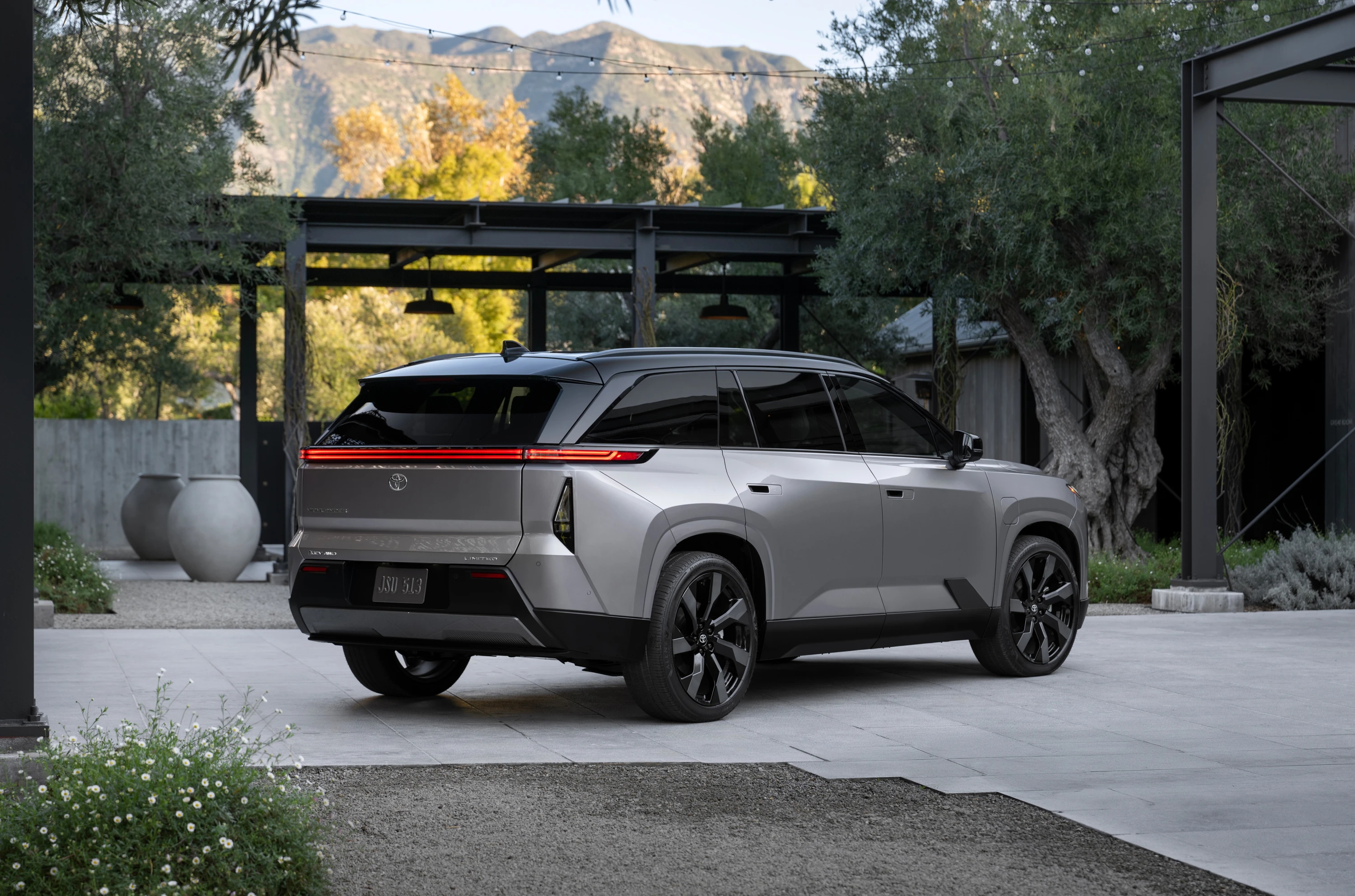 Toyota Highlander AWD 77 kWh exterior view