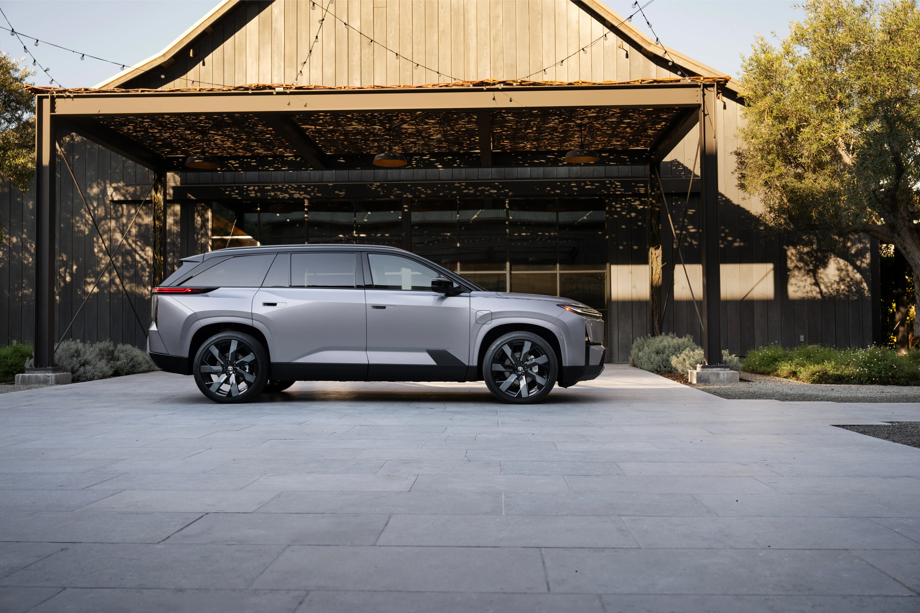 Toyota Highlander AWD 77 kWh exterior view