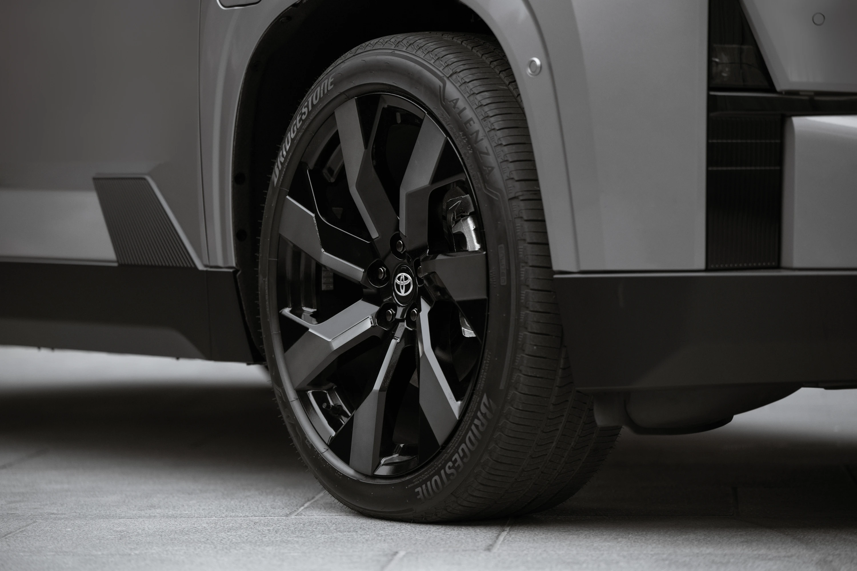 Toyota Highlander AWD 77 kWh wheels view