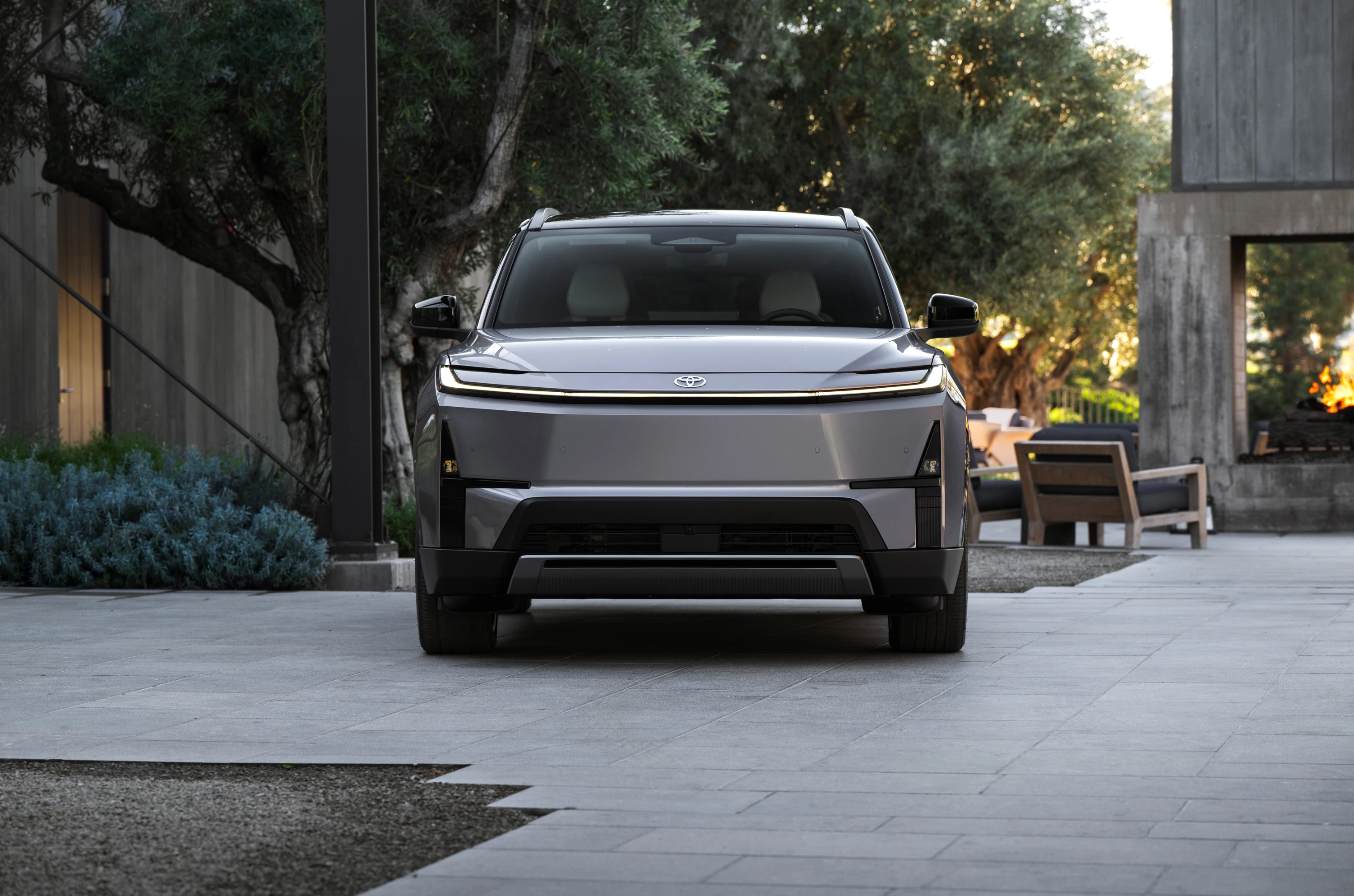 Toyota Highlander AWD 77 kWh exterior view