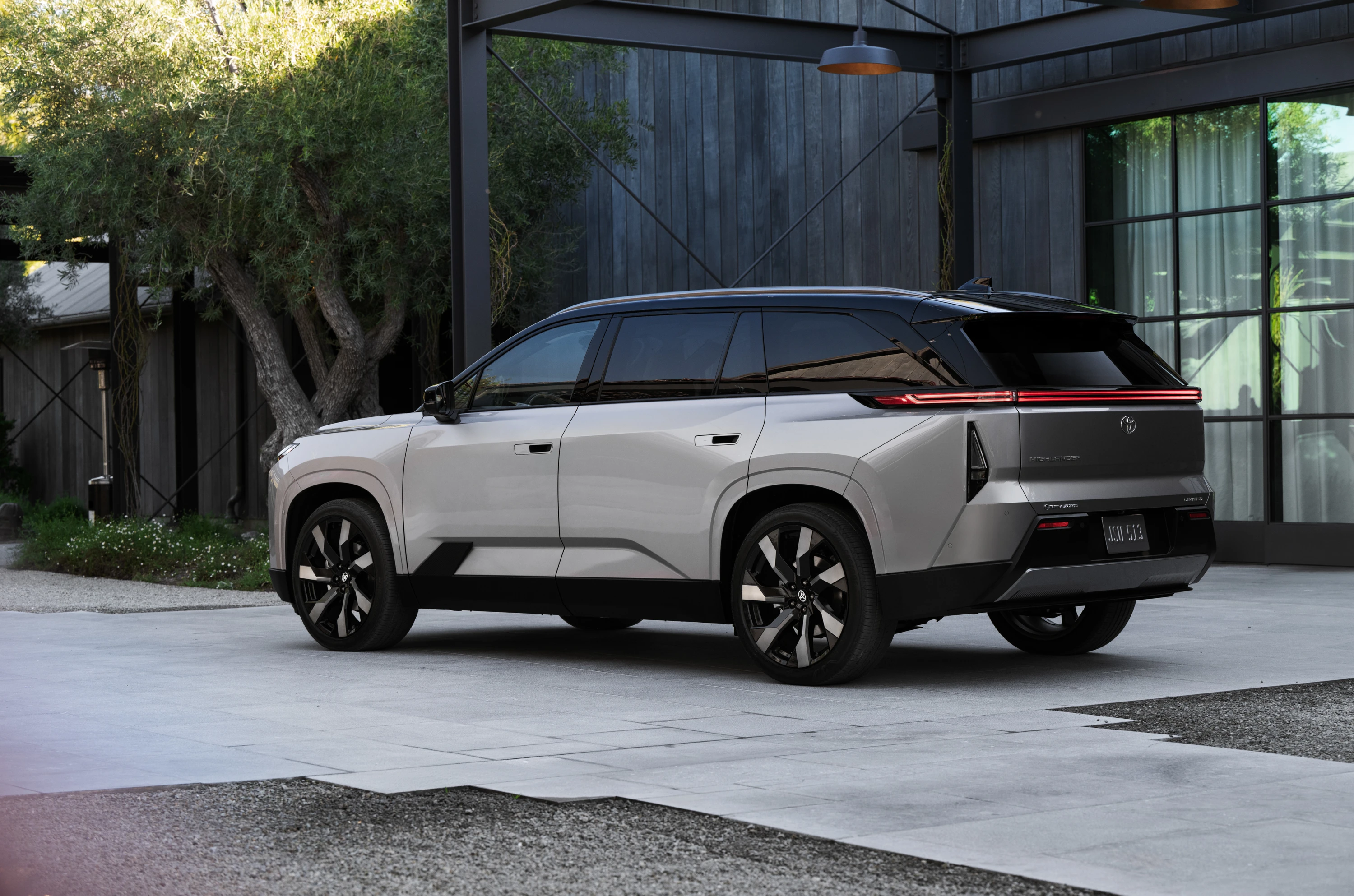 Toyota Highlander AWD 95.8 kWh exterior view