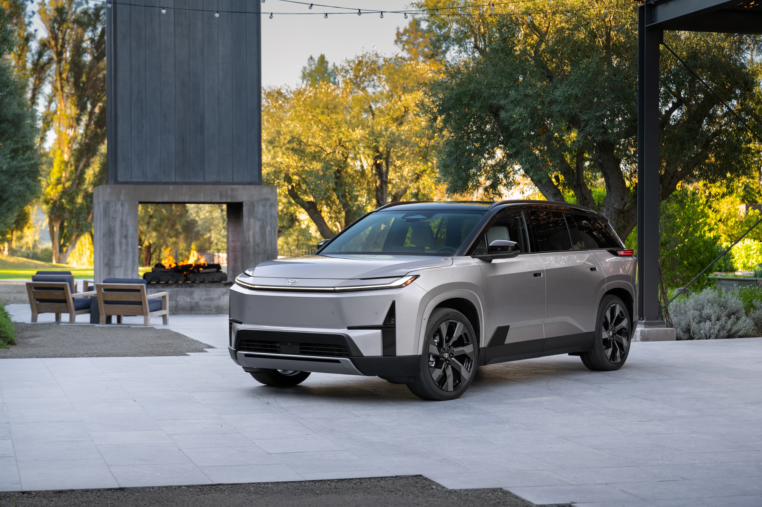 Toyota Highlander FWD 77 kWh electric vehicle