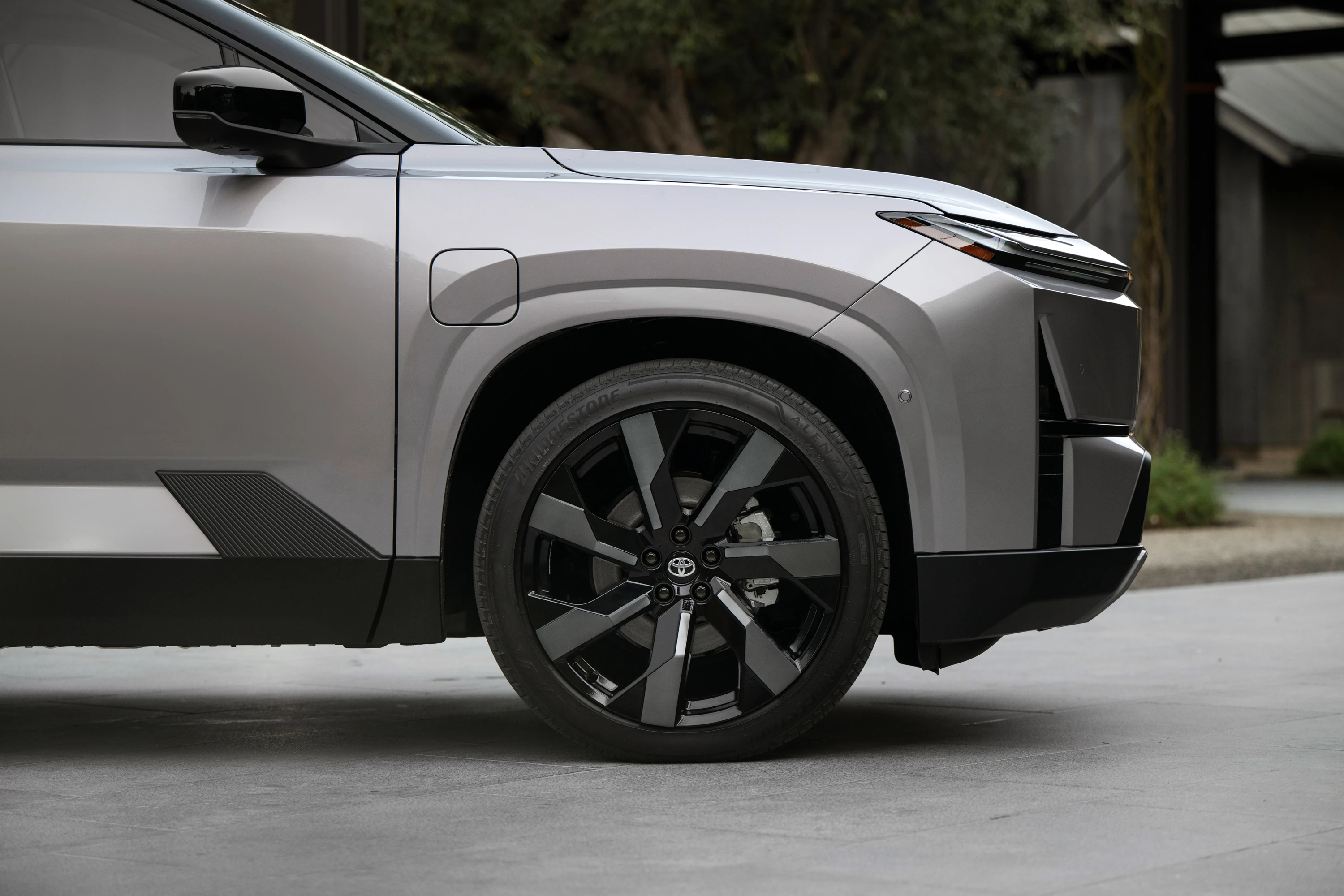 Toyota Highlander FWD 77 kWh wheels view