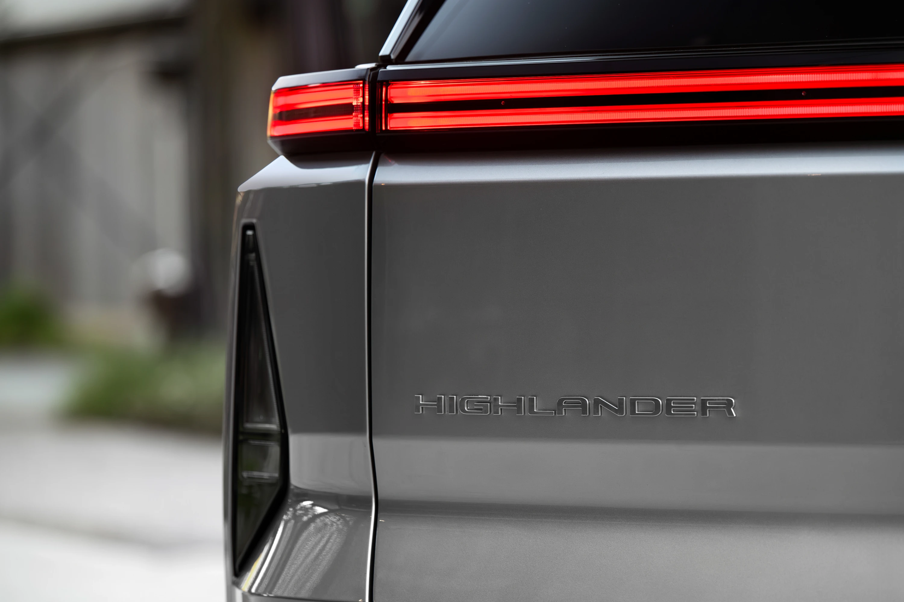 Toyota Highlander FWD 77 kWh taillights view