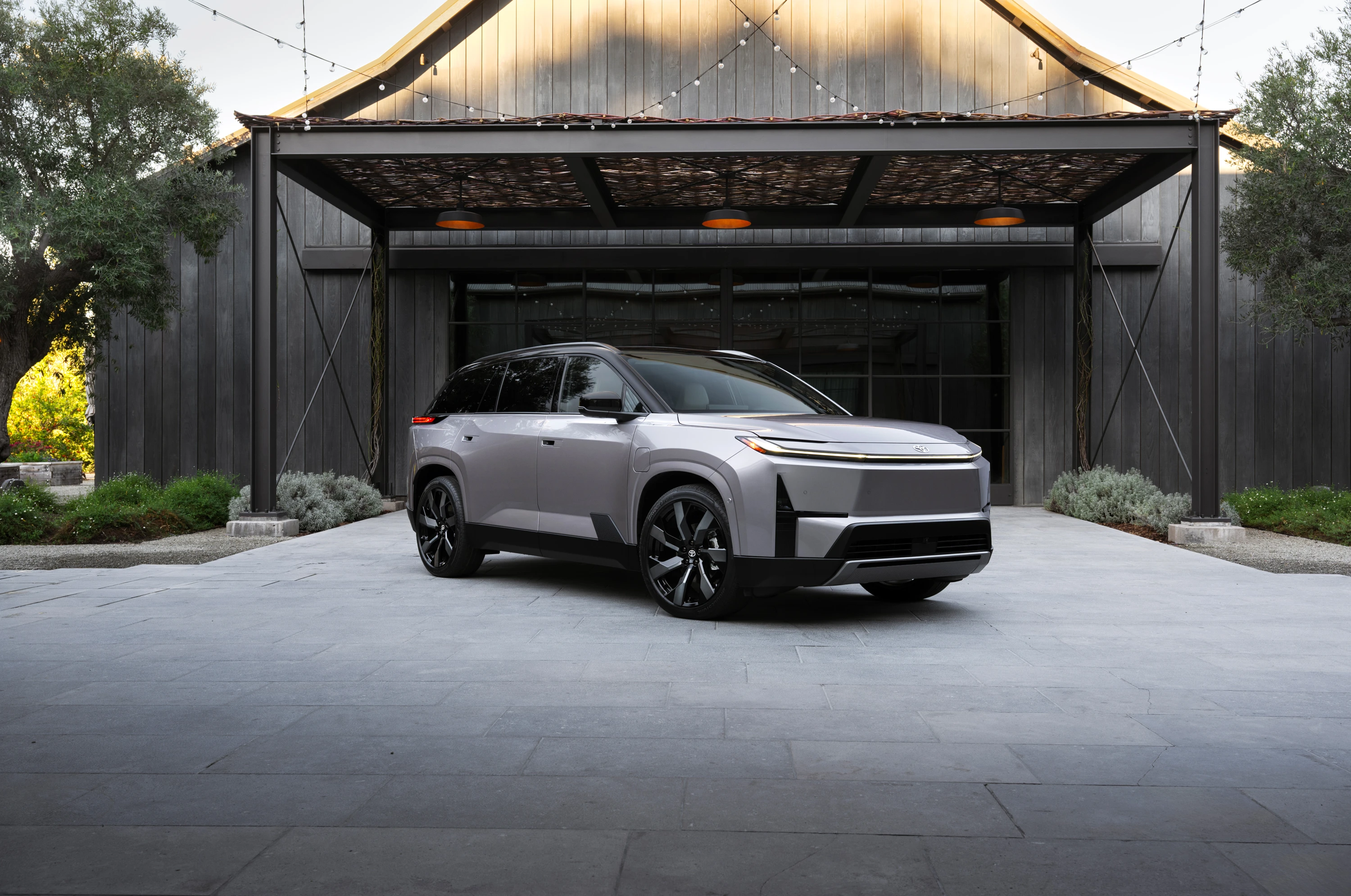 Toyota Highlander FWD 77 kWh exterior view