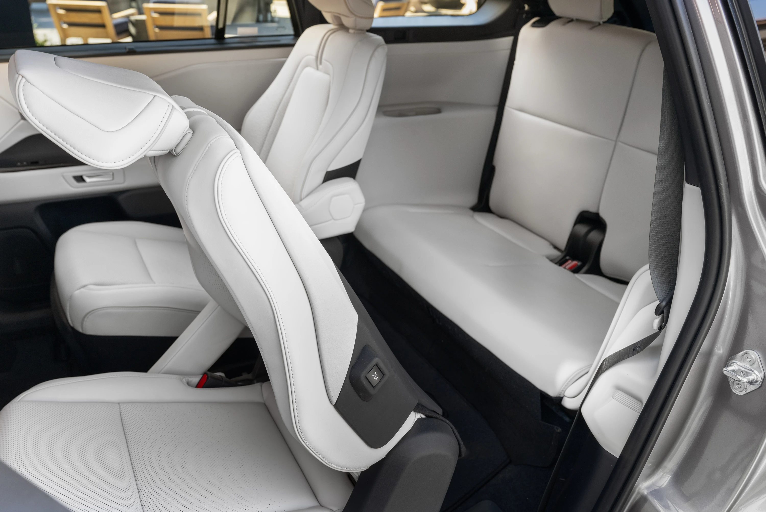 Toyota Highlander FWD 77 kWh secondrowseats view