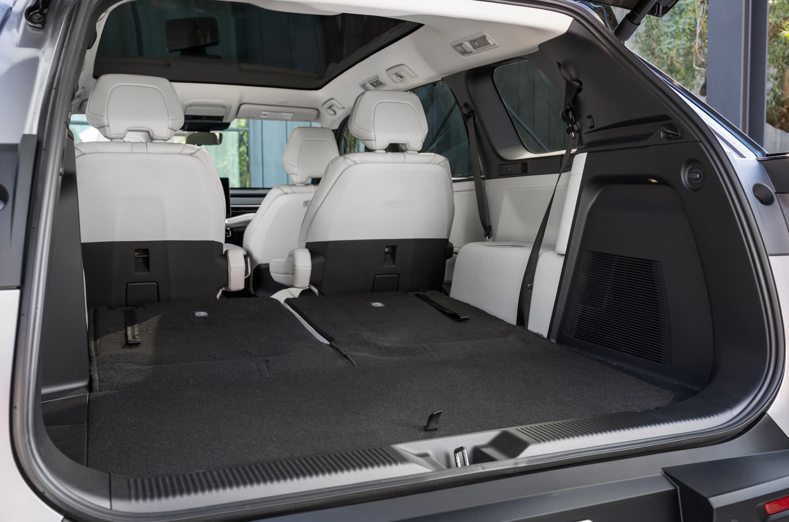 Toyota Highlander FWD 77 kWh trunk view