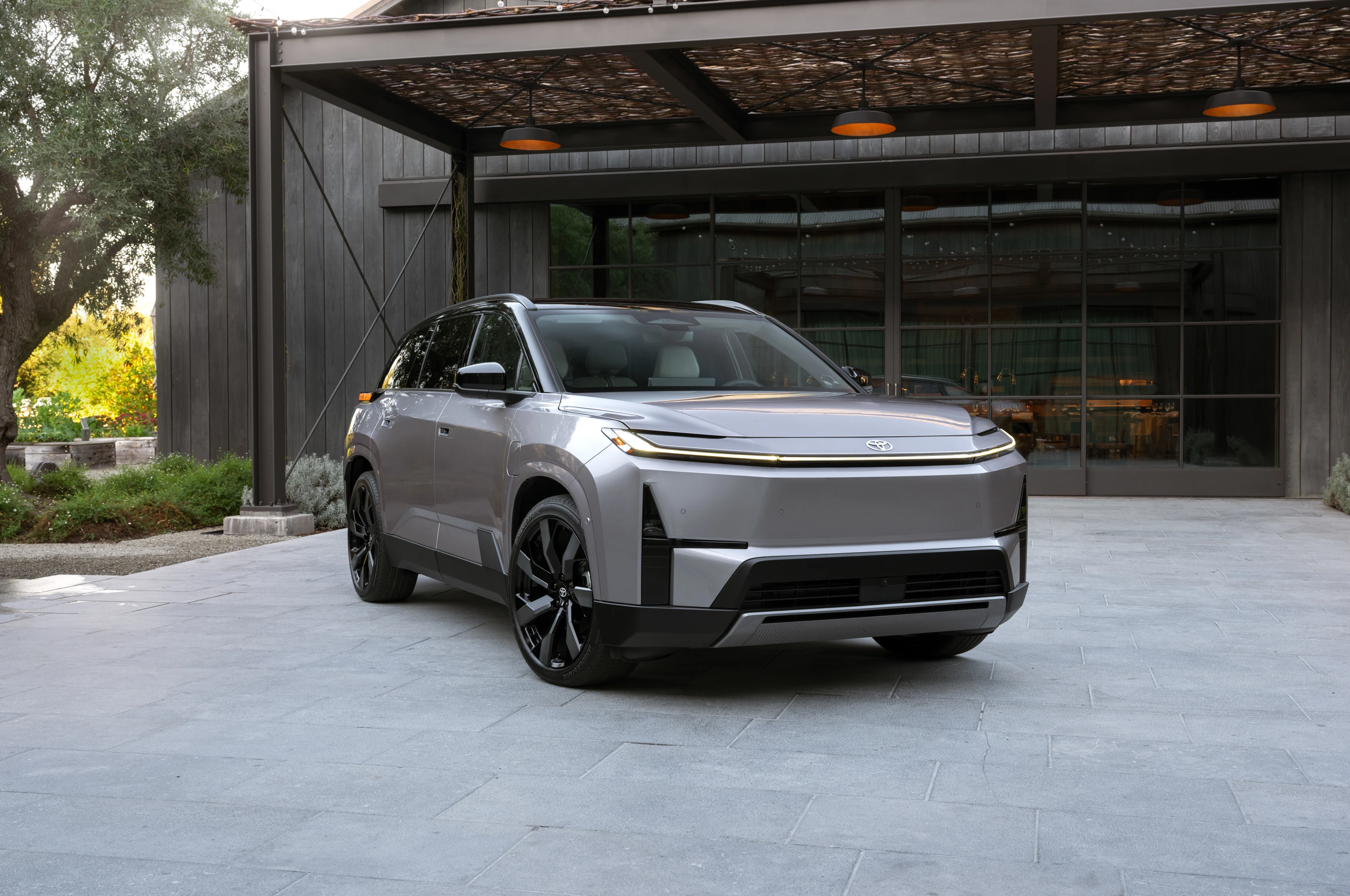 Toyota Highlander FWD 77 kWh exterior view