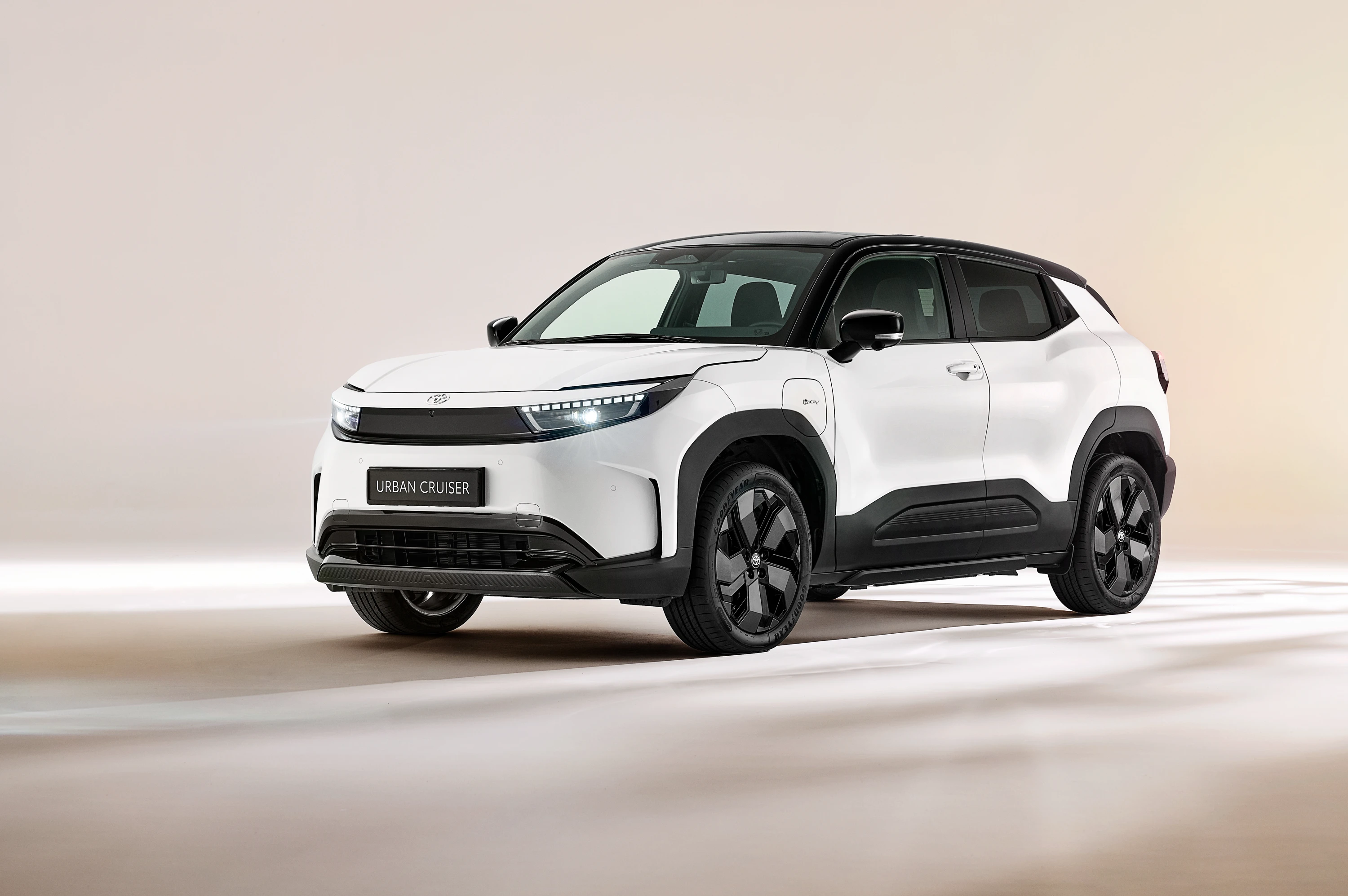 Toyota Urban Cruiser 48.8 kWh FWD exterior view