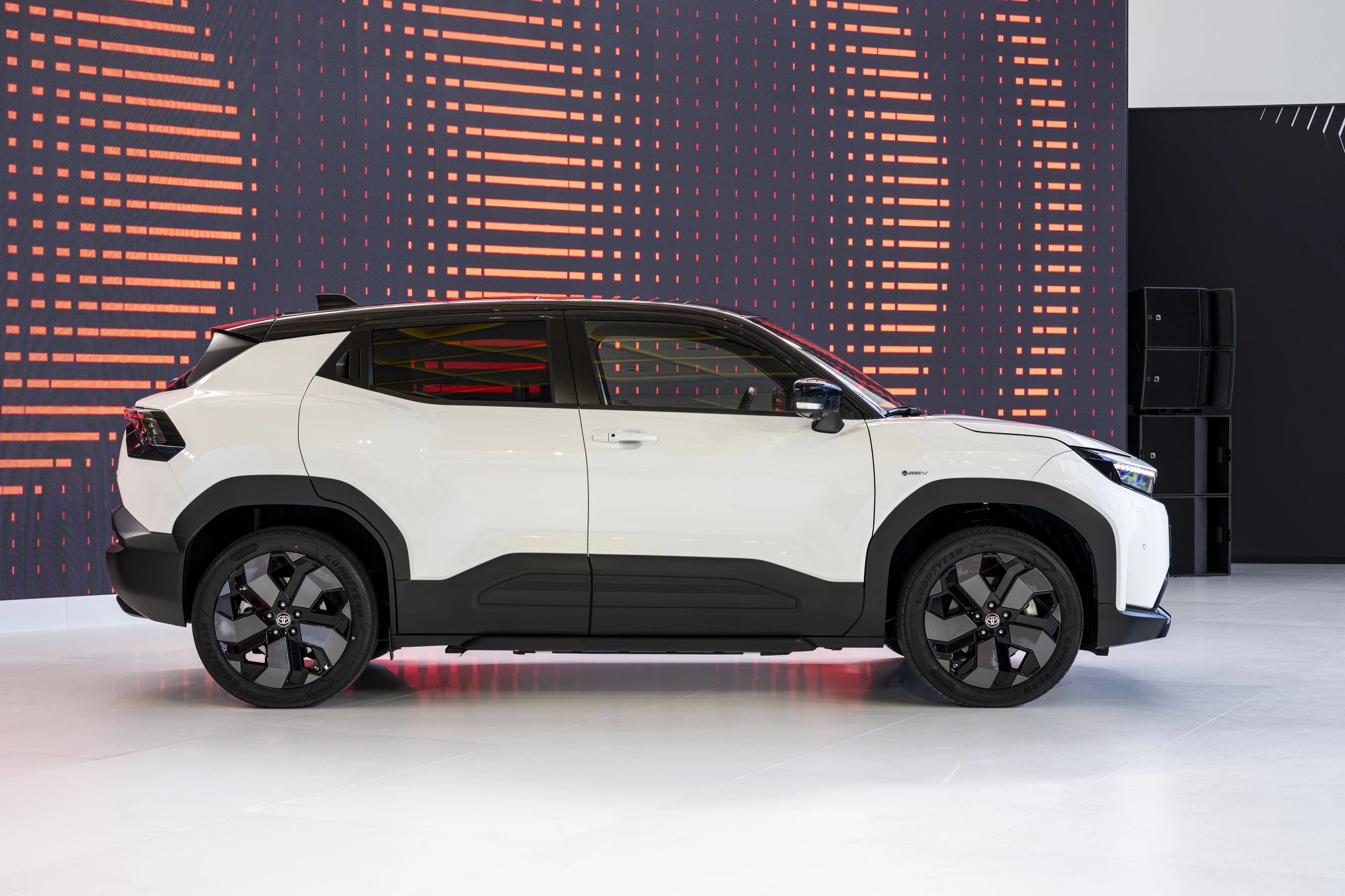 Toyota Urban Cruiser 48.8 kWh FWD exterior view