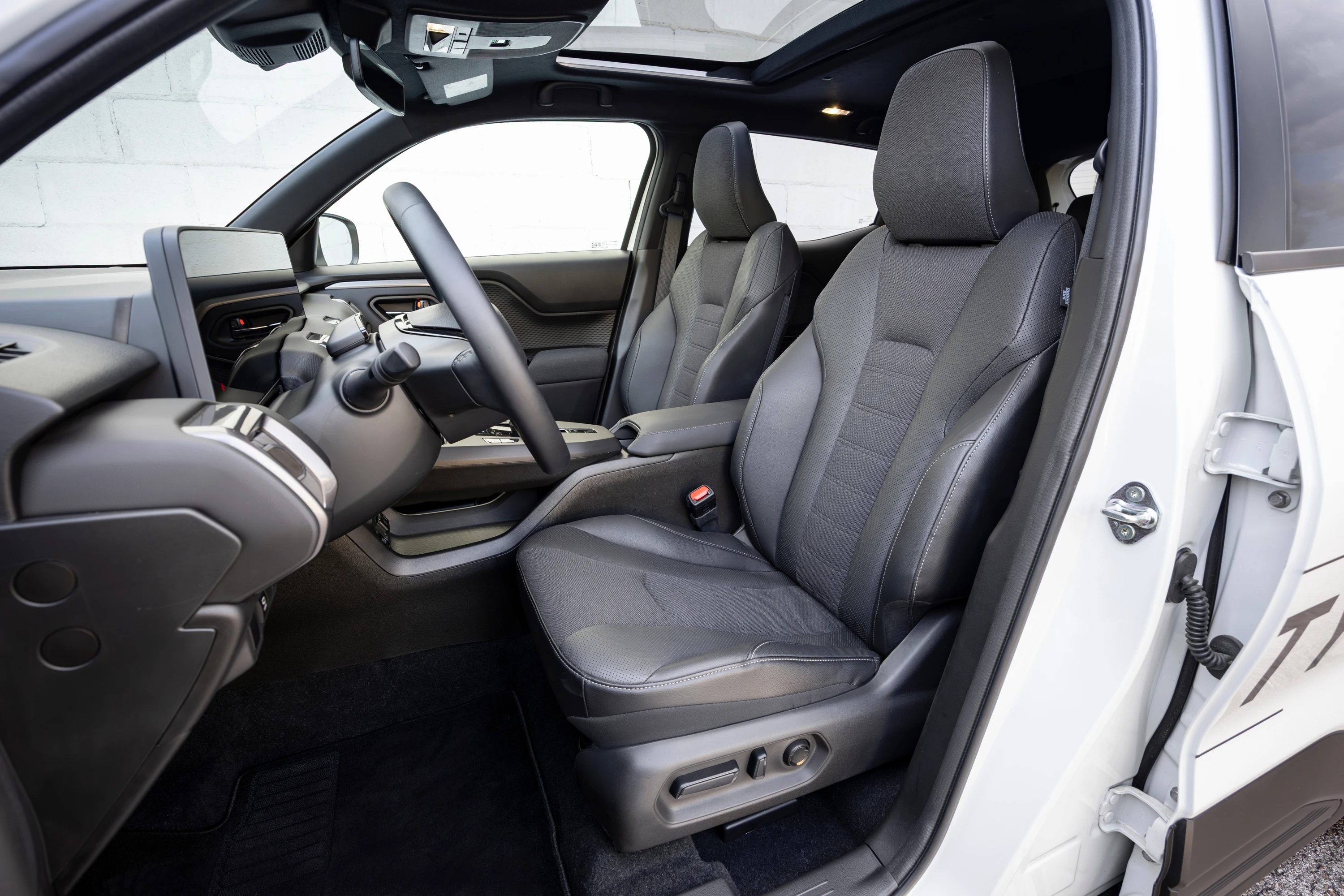 Toyota Urban Cruiser 48.8 kWh FWD frontseats view