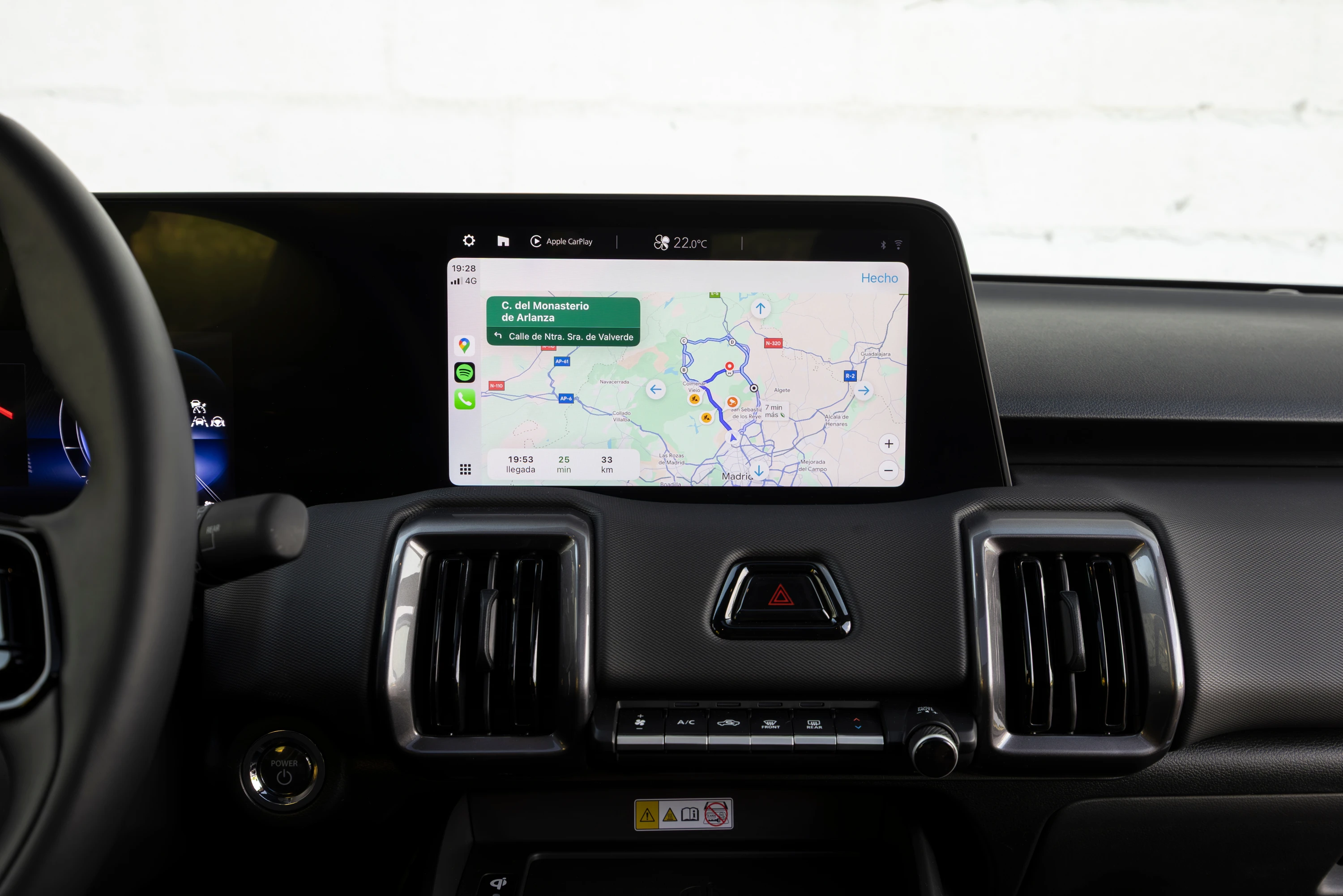 Toyota Urban Cruiser 48.8 kWh FWD screens view