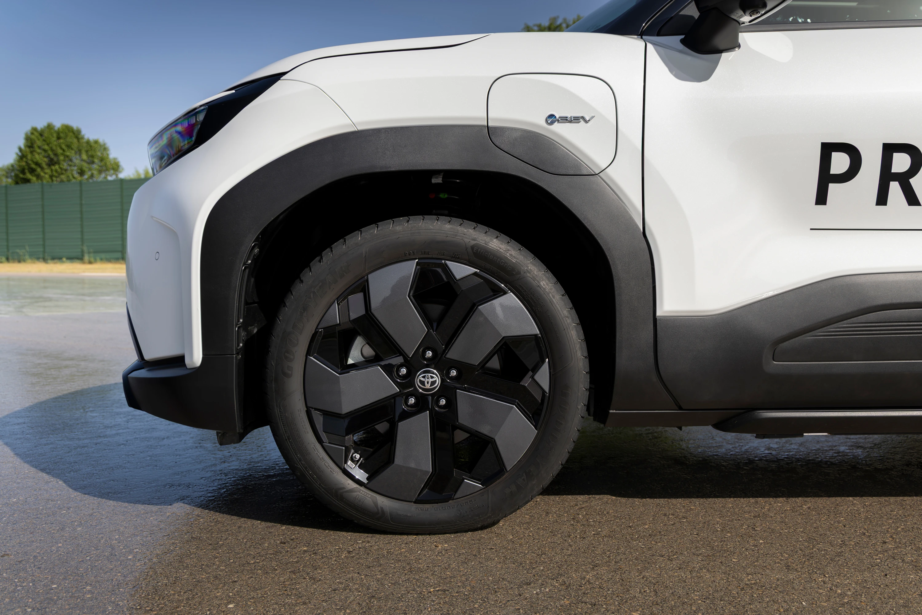 Toyota Urban Cruiser 61.1 kWh AWD wheels view