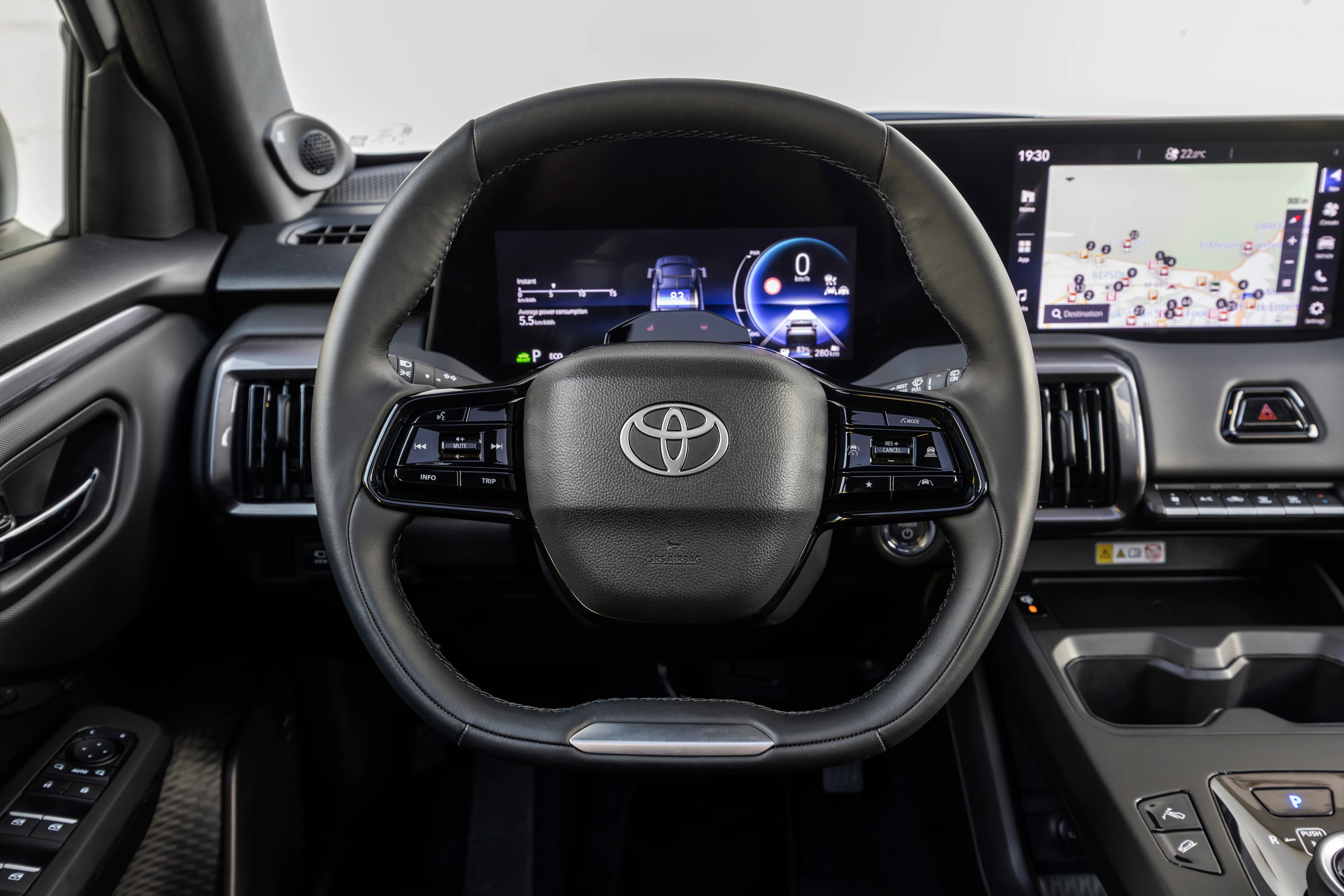 Toyota Urban Cruiser 61.1 kWh AWD screens view