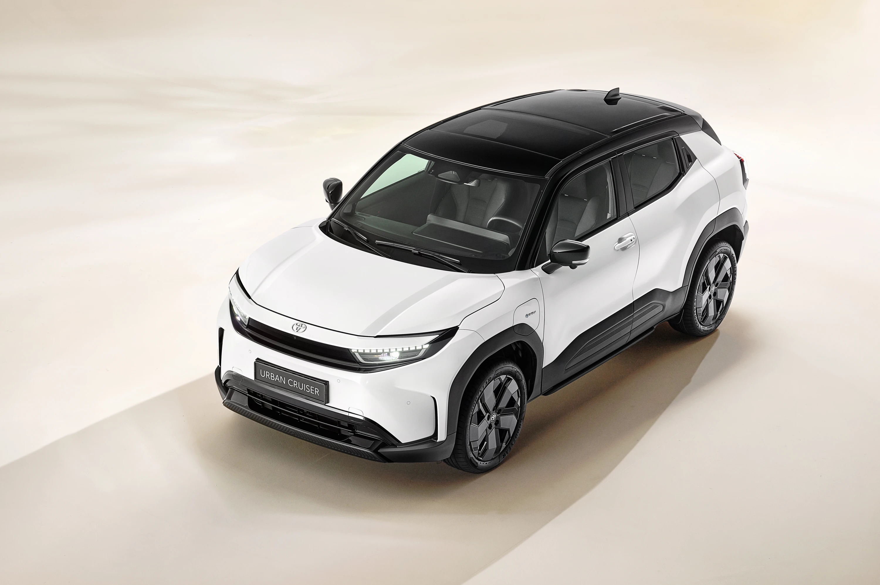 Toyota Urban Cruiser 61.1 kWh AWD exterior view