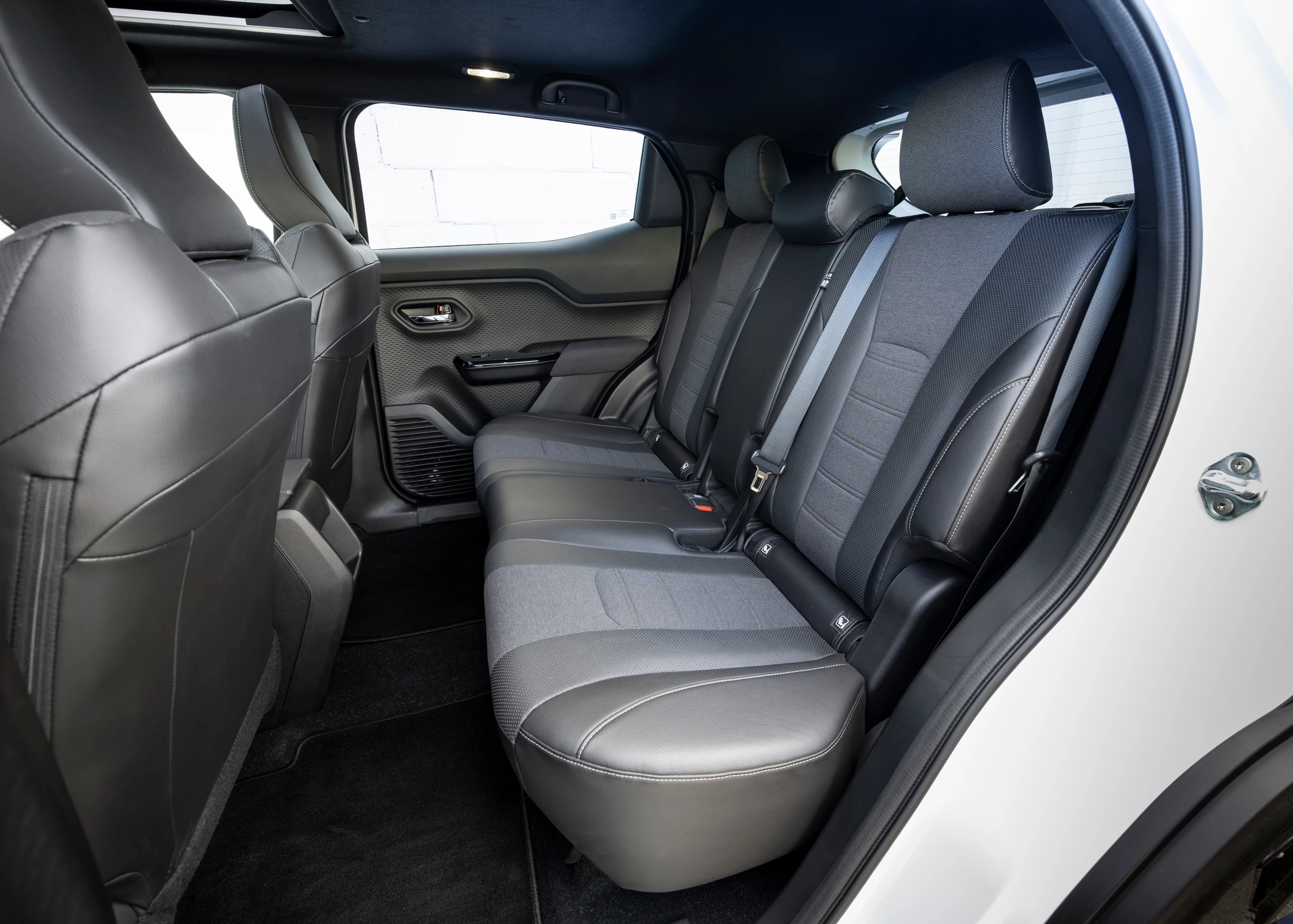 Toyota Urban Cruiser 61.1 kWh AWD secondrowseats view