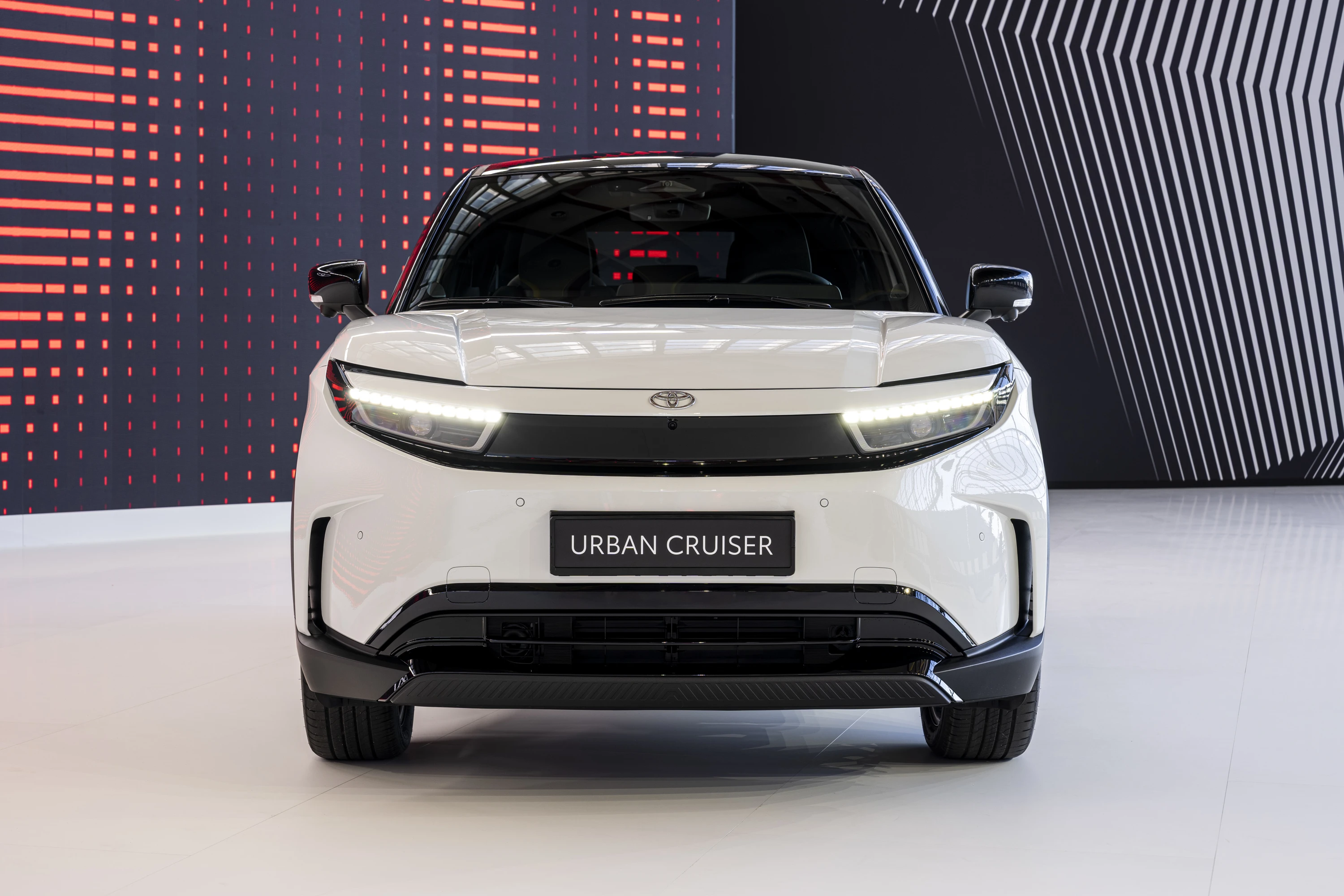 Toyota Urban Cruiser 61.1 kWh AWD exterior view