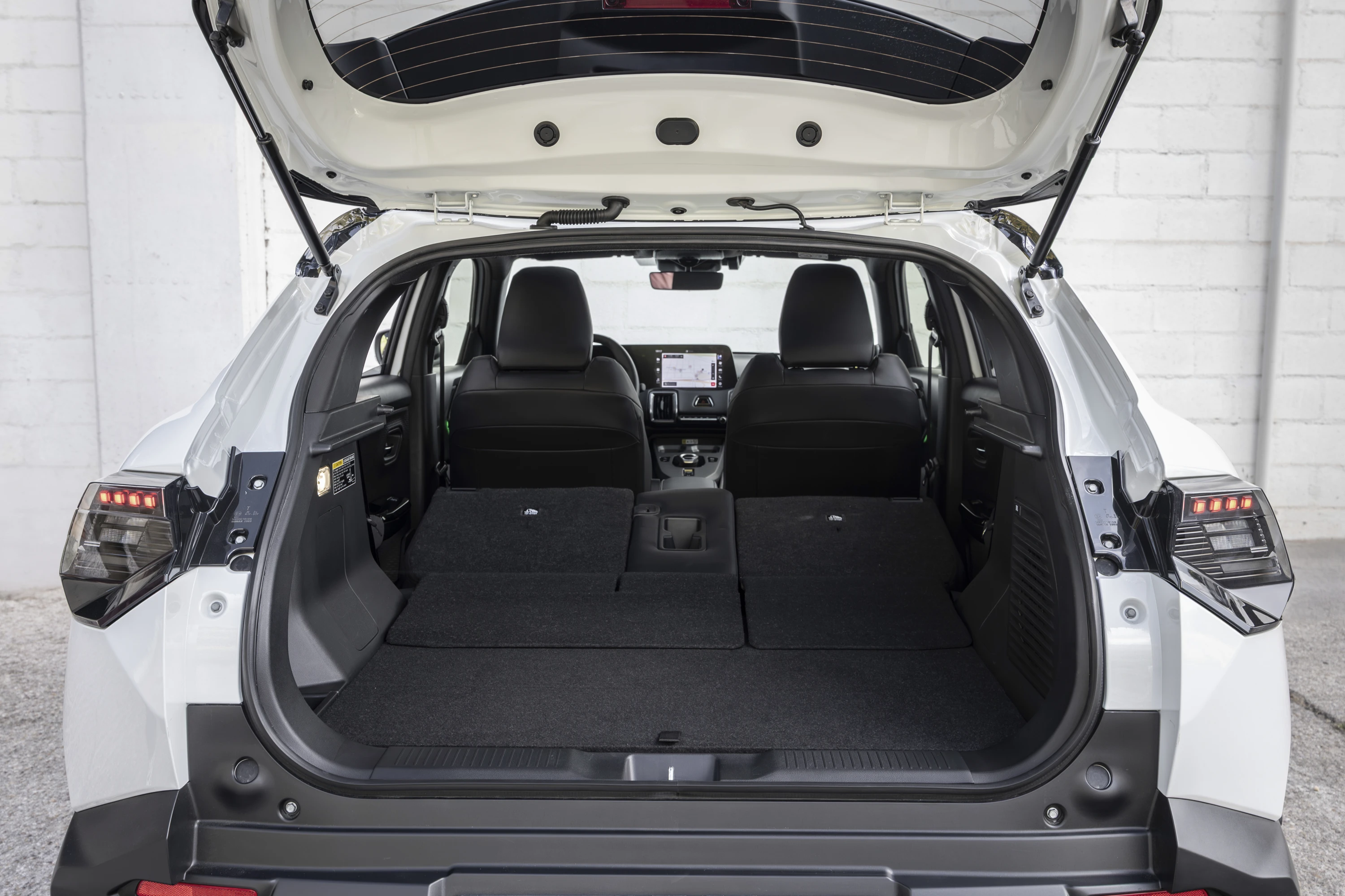 Toyota Urban Cruiser 61.1 kWh FWD trunk view