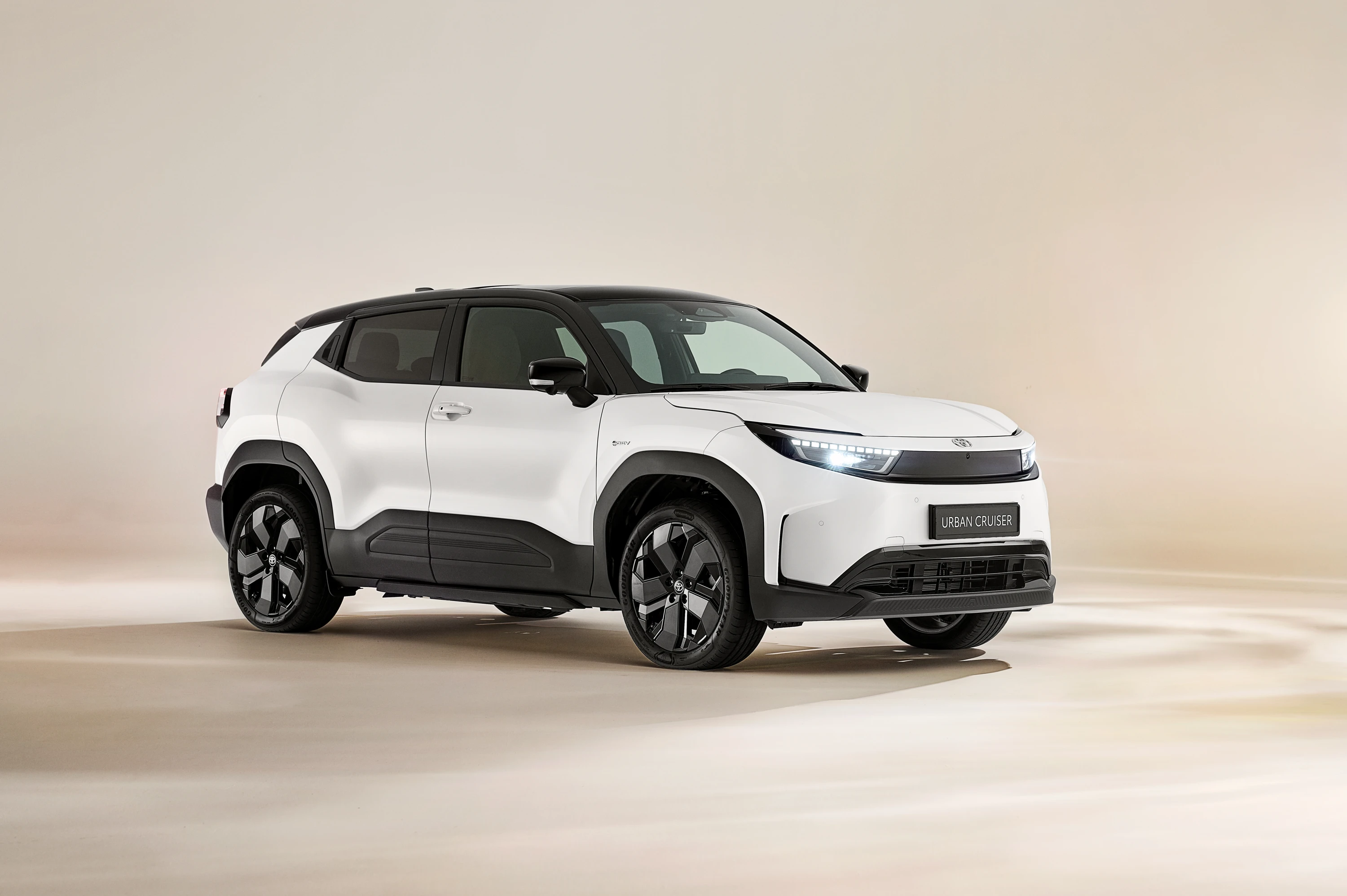 Toyota Urban Cruiser 61.1 kWh FWD exterior view