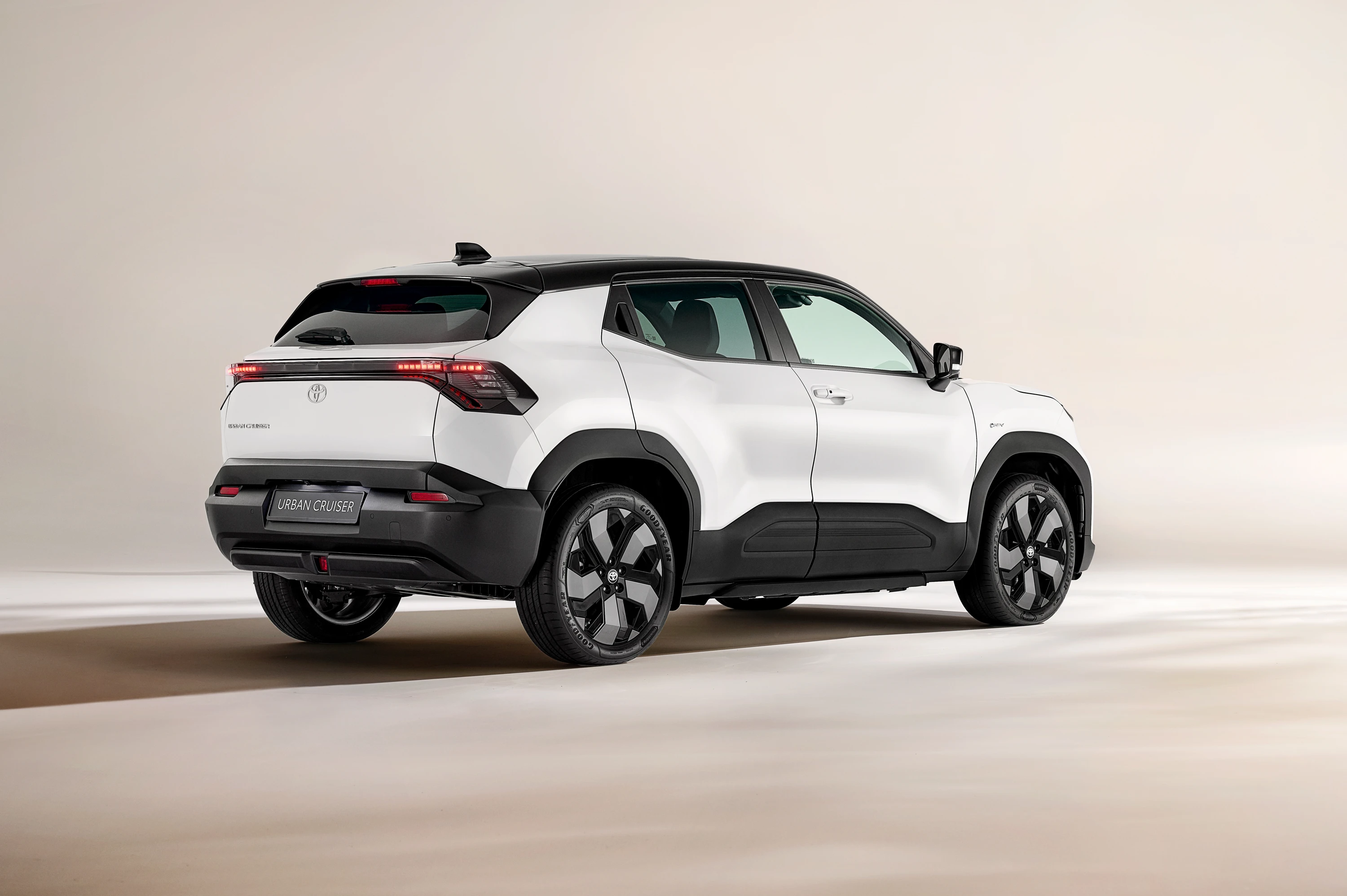 Toyota Urban Cruiser 61.1 kWh FWD exterior view