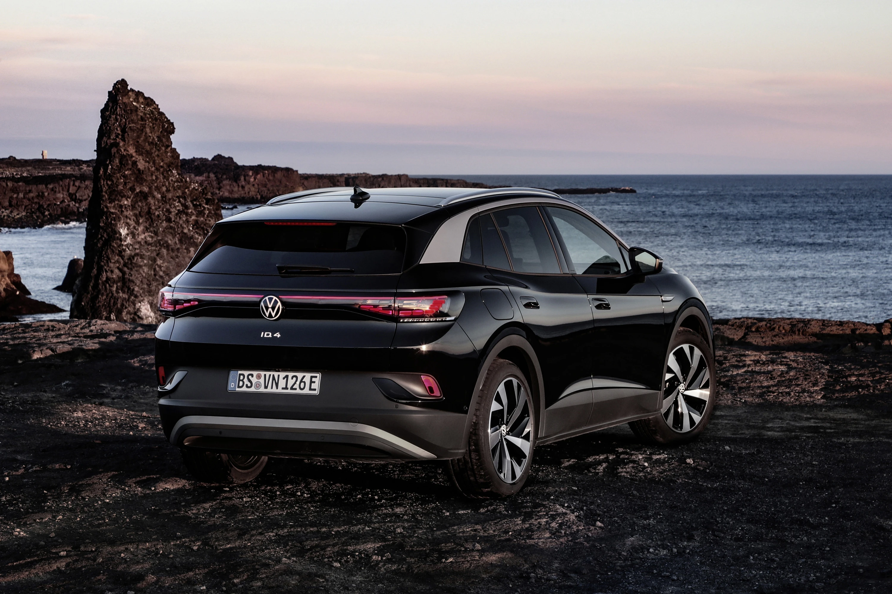 Volkswagen ID.4 Pro 4MOTION taillights view