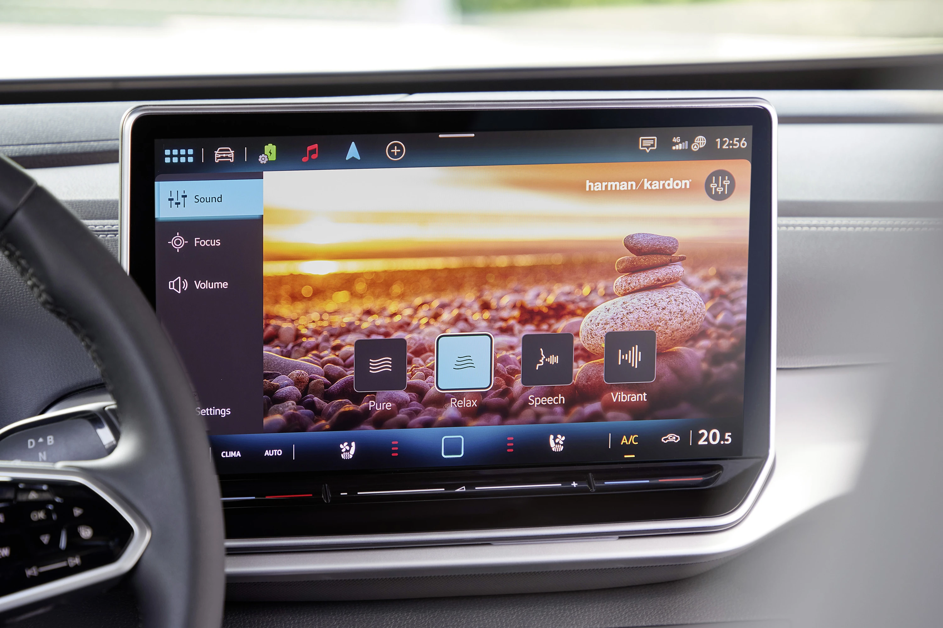 Volkswagen ID.4 Pure screens view