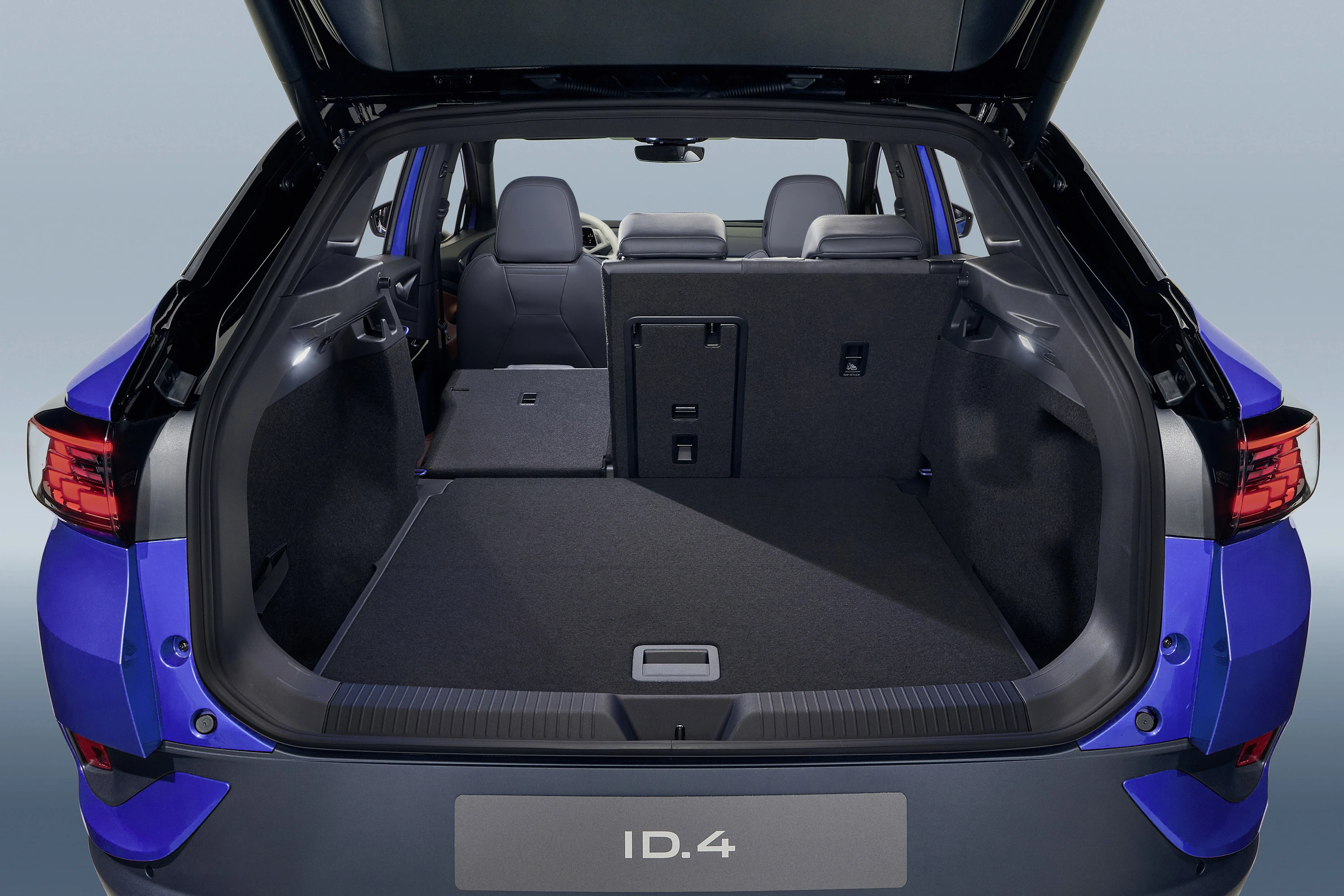 Volkswagen ID.4 Pure trunk view