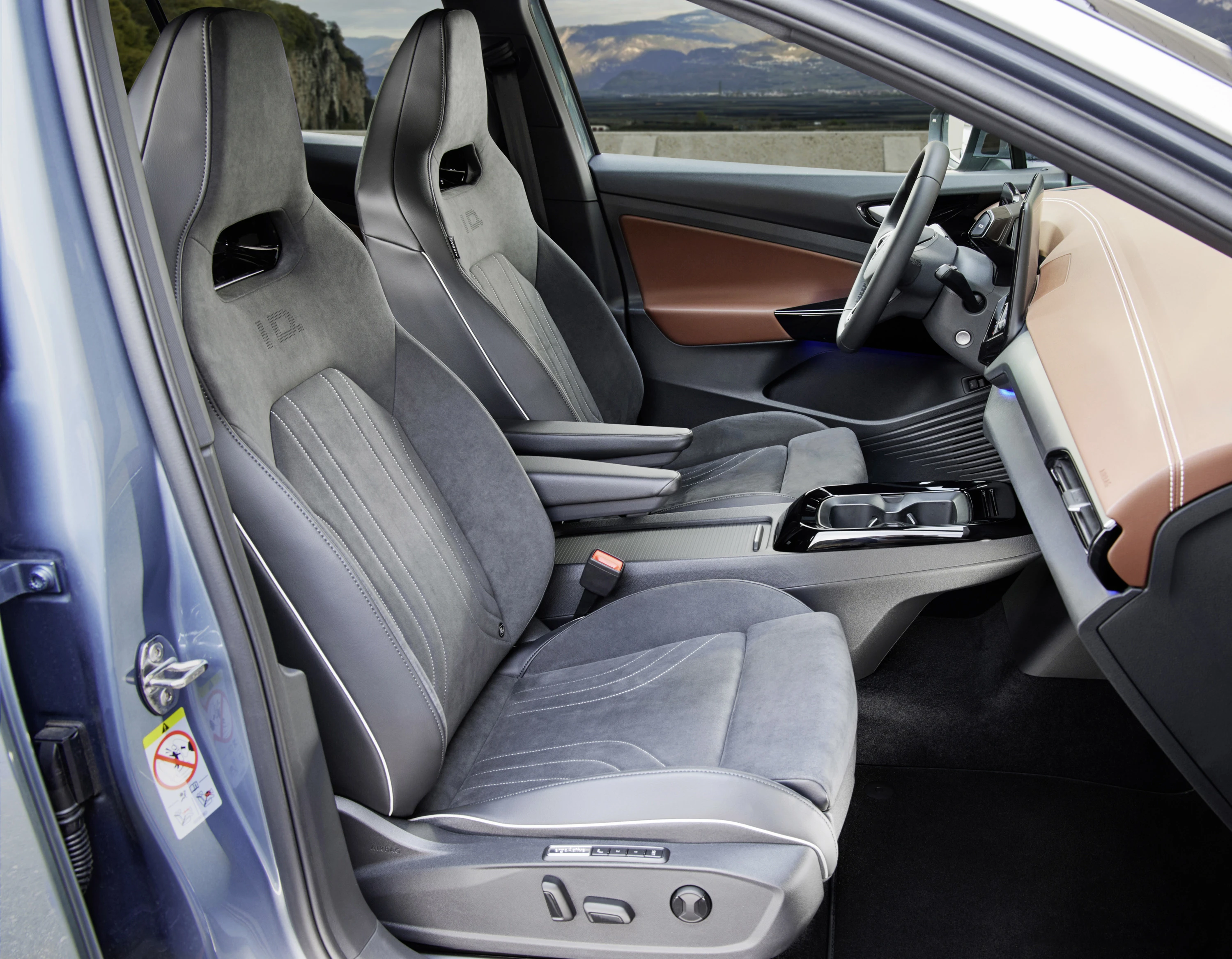 Volkswagen ID.5 Pro 4MOTION frontseats view