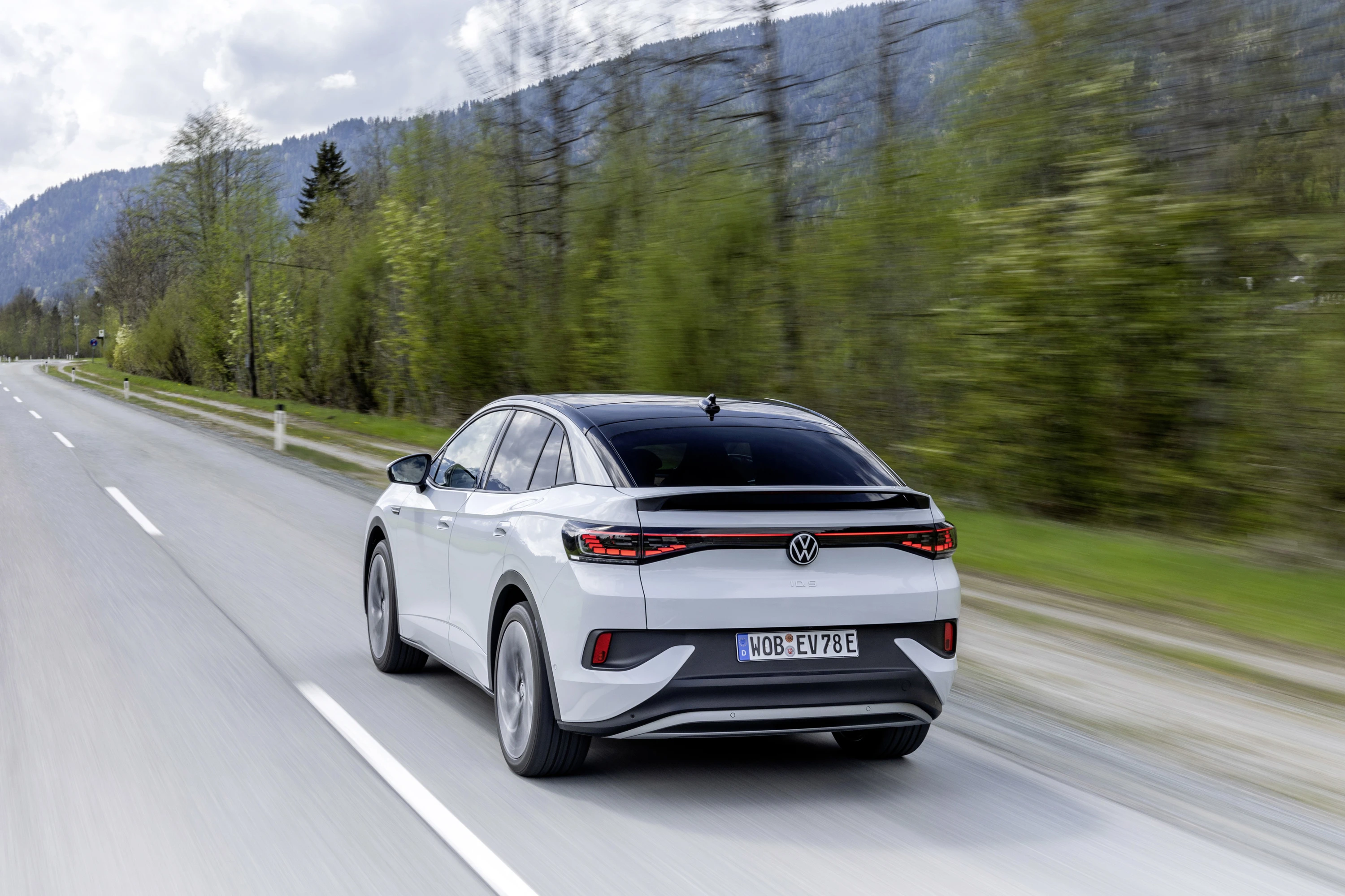 Volkswagen ID.5 Pro 4MOTION exterior view