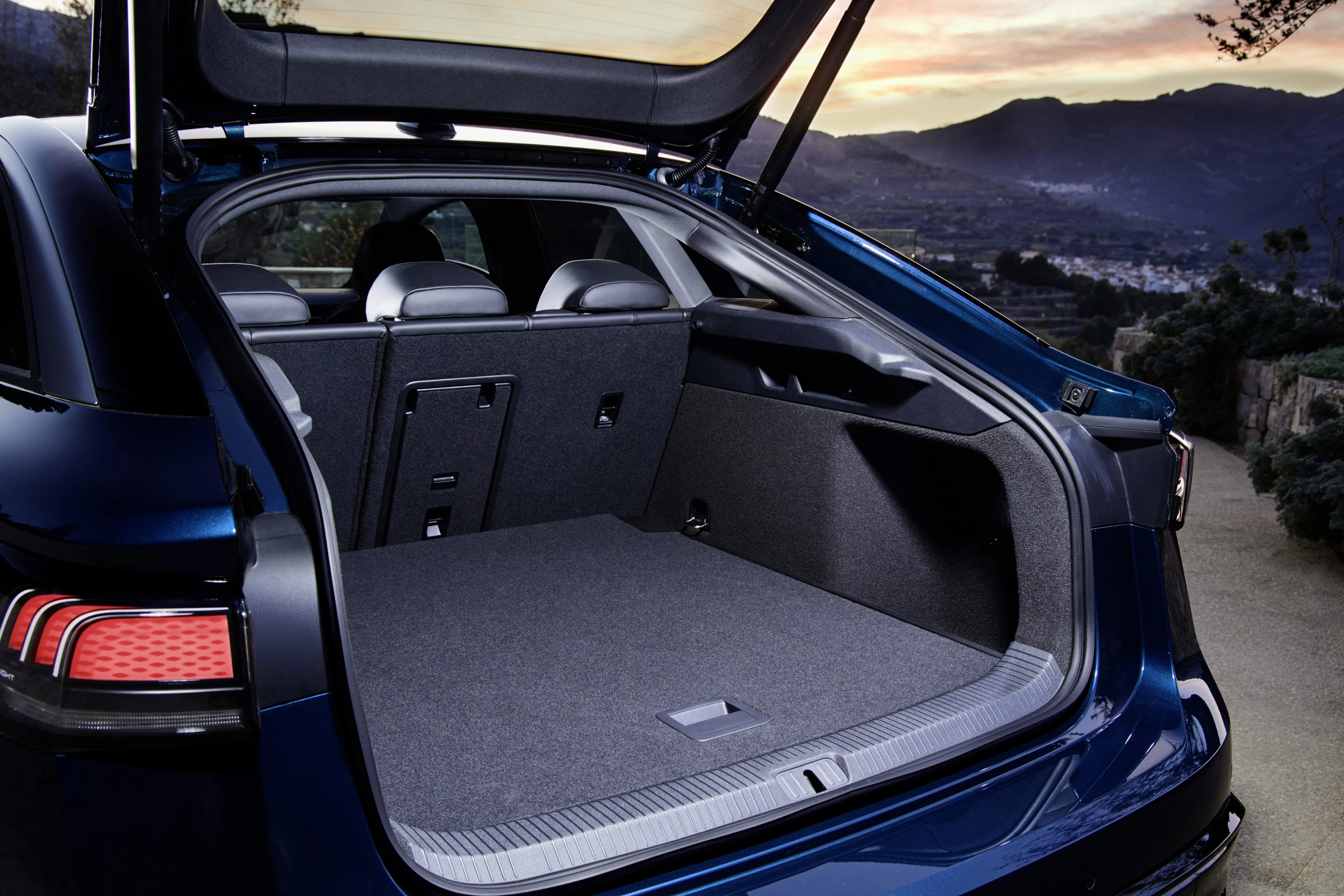 Volkswagen ID.7 Pro S trunk view