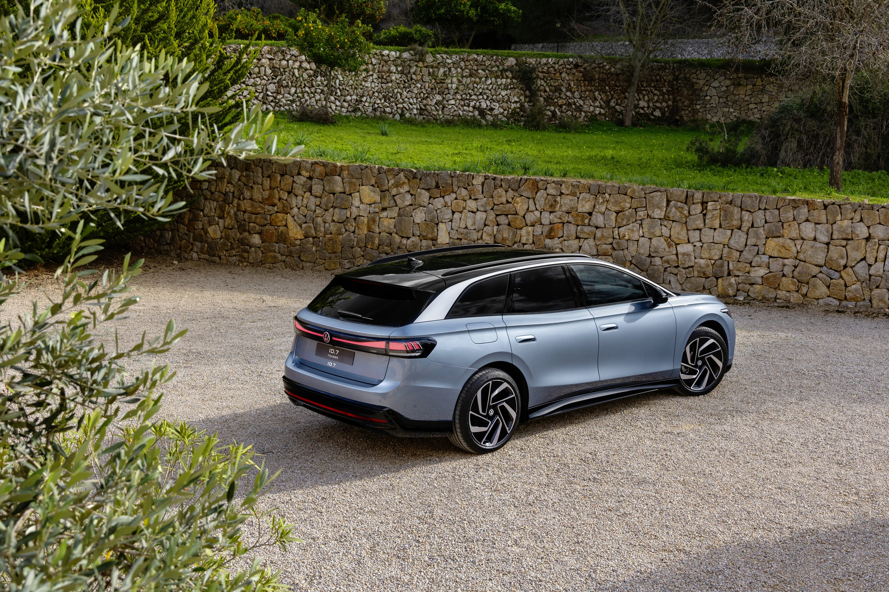 Volkswagen ID.7 Tourer Pro exterior view