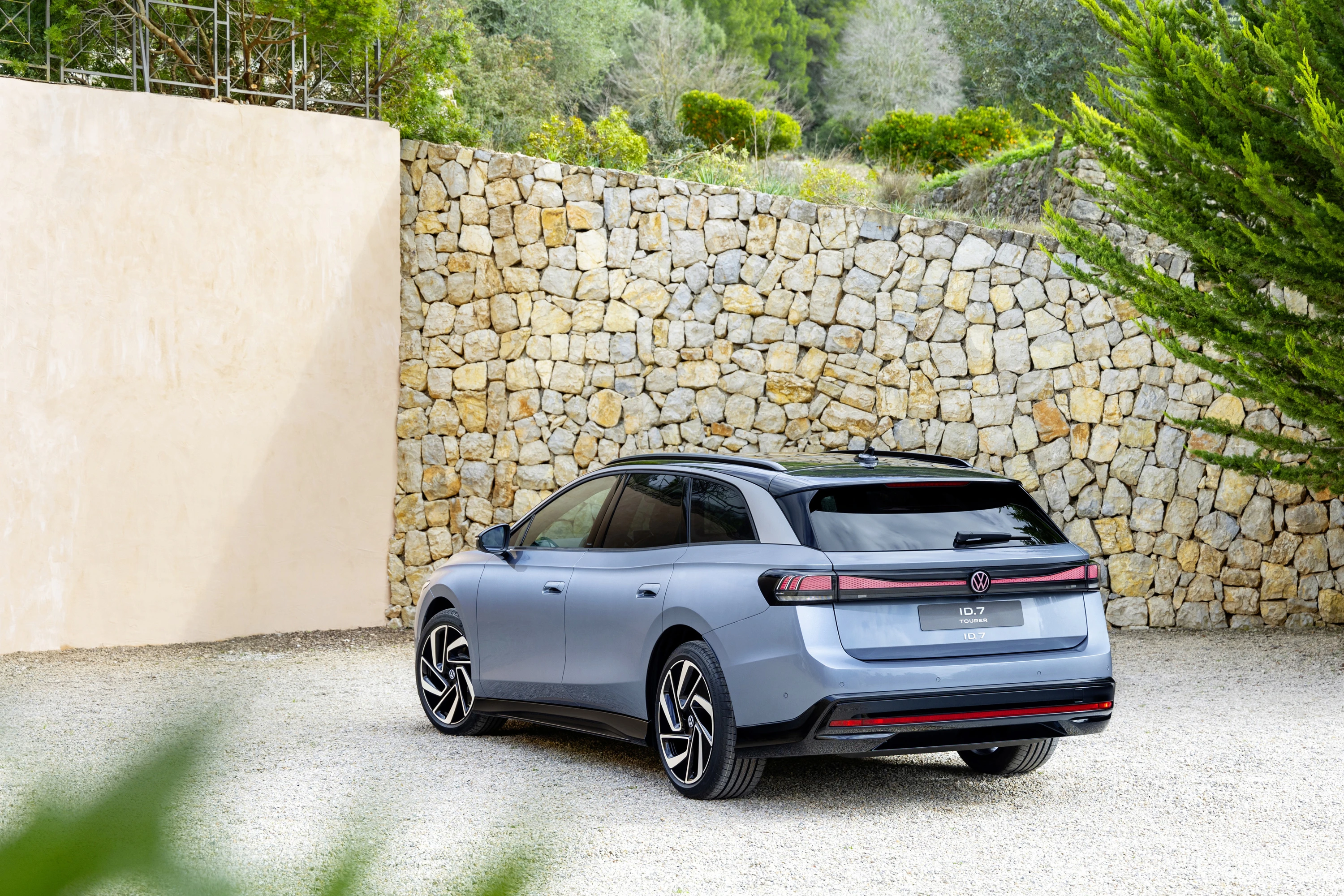 Volkswagen ID.7 Tourer Pro exterior view