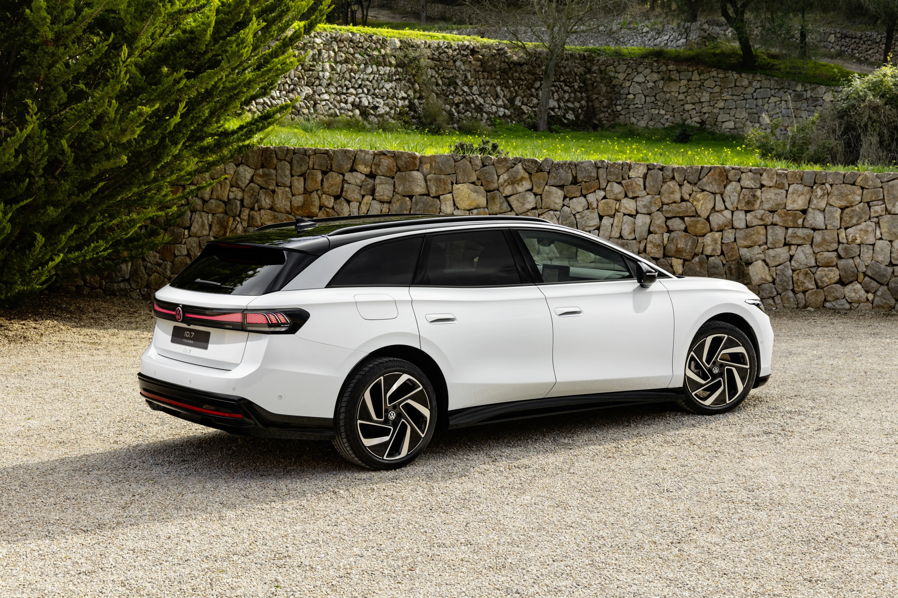 Volkswagen ID.7 Tourer Pro S exterior view